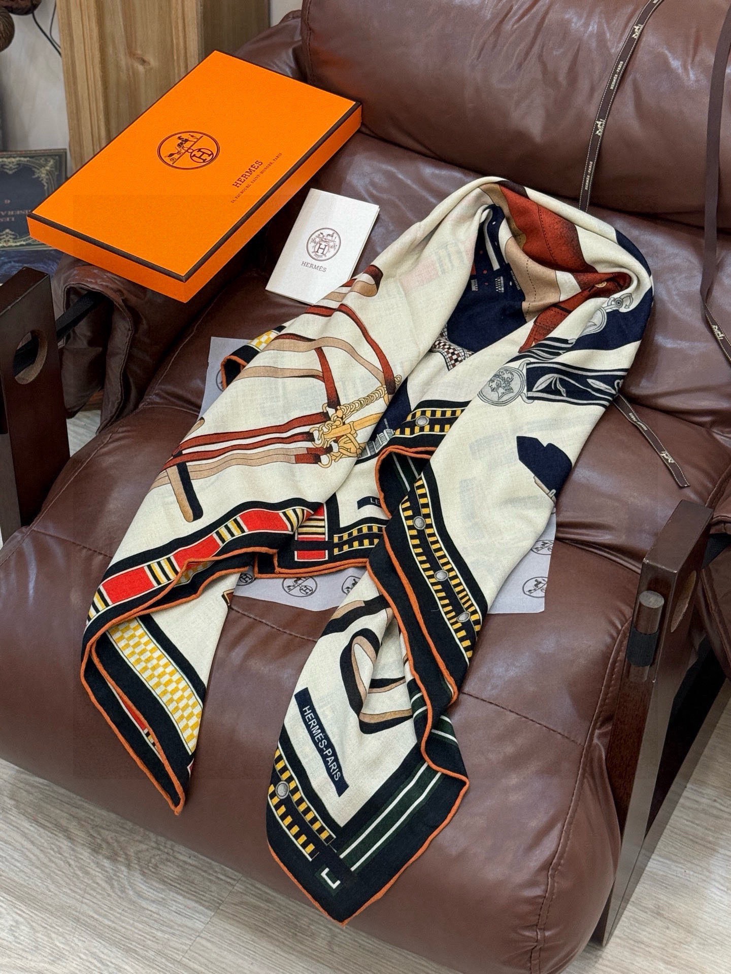 双面同色140cm丝绒方巾💕 《马术密匙》，十九世纪的商品图录汇集了手工匠们的系列产品，或许其中潜藏着某