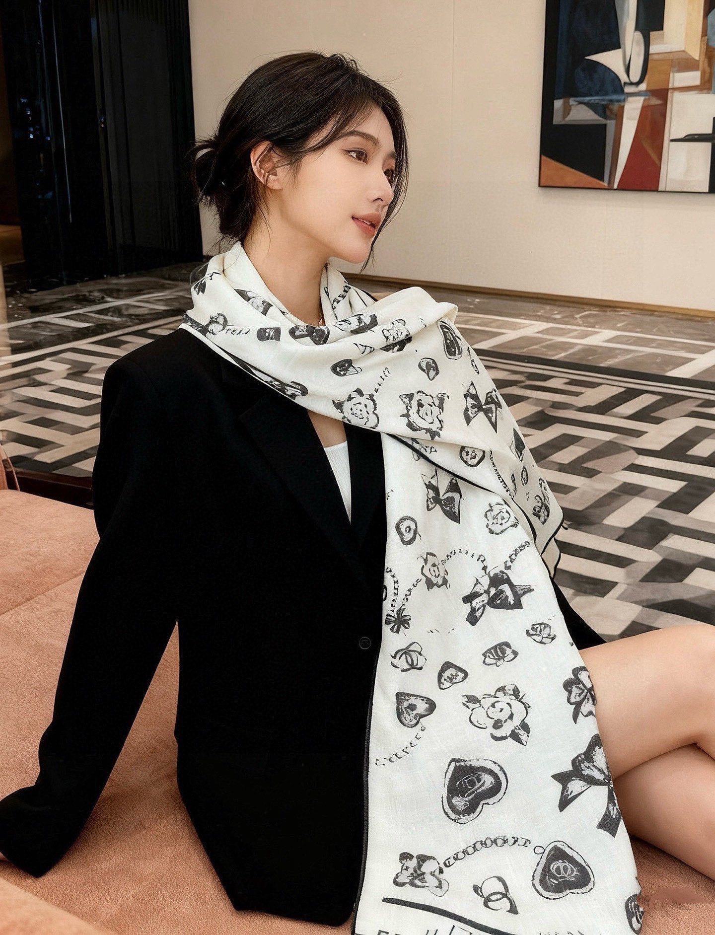 NO:714604,Chanel ~ New Product ~ [Love Pearl Clover] [140 double-sided velvet shawl] Hand-rolled velvet square scarf (30 mulberry silk, 70 cashmere) This classic item shows the essence of strong and charming female charm. This 140 square scarf is innovative, interprets infinite emotions and freedom, and writes personal narrative in a unique way. Size 135*135 cm |  Because this square scarf is hand-rolled, the size indicated may be slightly different. High version scarf, high version scarf, chanel, shawls19860909Chanel ~新品～【爱心珍珠四叶草】【140双面丝绒披肩】 手工卷边丝绒方巾（30桑蚕丝70羊绒） 这款经典单品展现强大而迷人的女性魅力精髓.此140方巾推陈出新,诠释无限的情感和自由,以别样方式书写个性叙事. 尺寸135*135厘米 | 由于这款方巾采用手工卷边,标示的尺寸或会略有不同.高版本围巾,高版本围巾,chanel,shawls,scarf