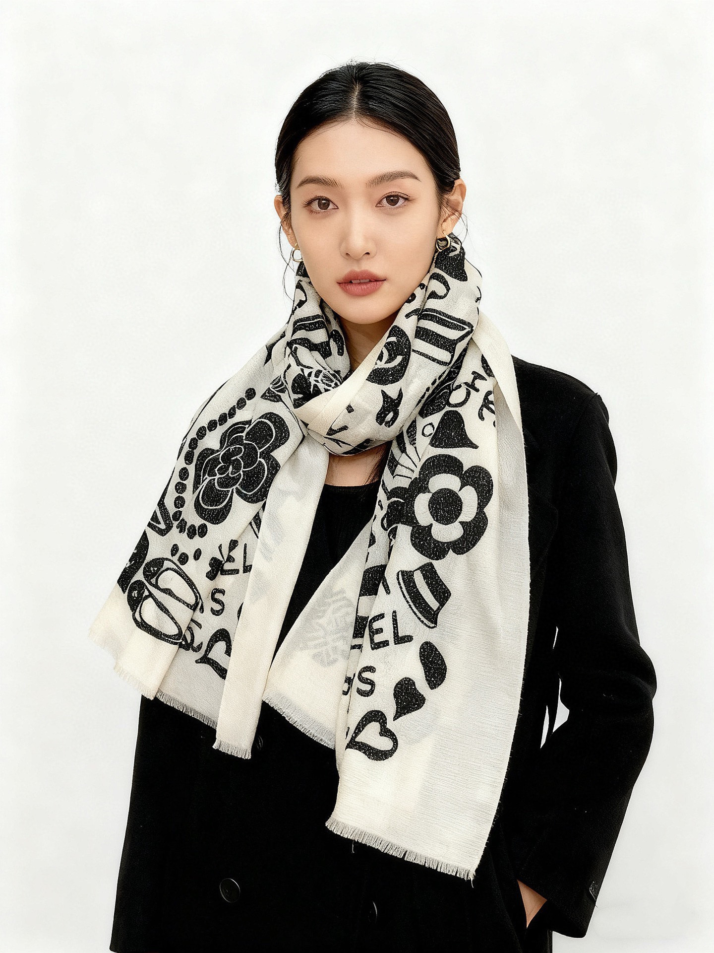 NO:714596,New scarf that will shine. New customer-supplied silver thread cashmere fabric long scarf. So beautiful [crying] [Xiao Xiang Silver Thread Icon], the royal palace-level best new counter is on sale. The unique design style of pure cashmere sequins plus the splicing pattern printing of Fu Xiangjia this season is extremely beautiful. Really. The upper body is extremely luxurious and high-end. Rare ~ little expensive ~ you can decide whether it looks good or not. Size 100x200cm  Large long scarf, top quality pure cashmere high version scarf, high version scarf, chanel19860909上新 会发光发亮的围巾 新款客供银线羊绒面料长巾 美翻了[流泪]【小香银线图标】,御用殿堂级极品新款专柜在售 纯羊绒亮片独特设计风格加上富有香家本季特色拼接图案印花 美丽至极 真的 上身极为奢华上档次 稀有～小贵～好看不好看自己看吧 尺寸100x200cm 大长巾,顶级纯羊绒高版本围巾,高版本围巾,chanel,scarf