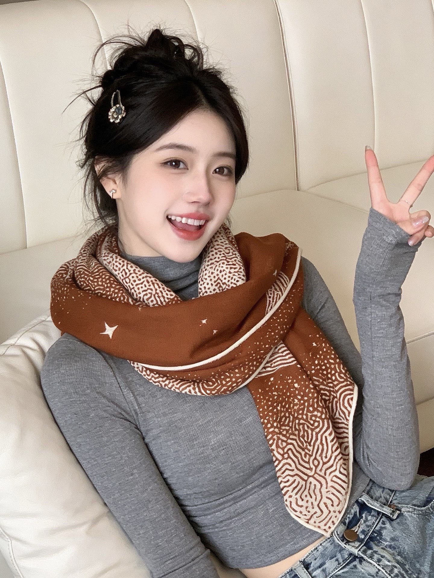 Scarf（围巾） Style Beige Scarf Lookbook Reference image 2