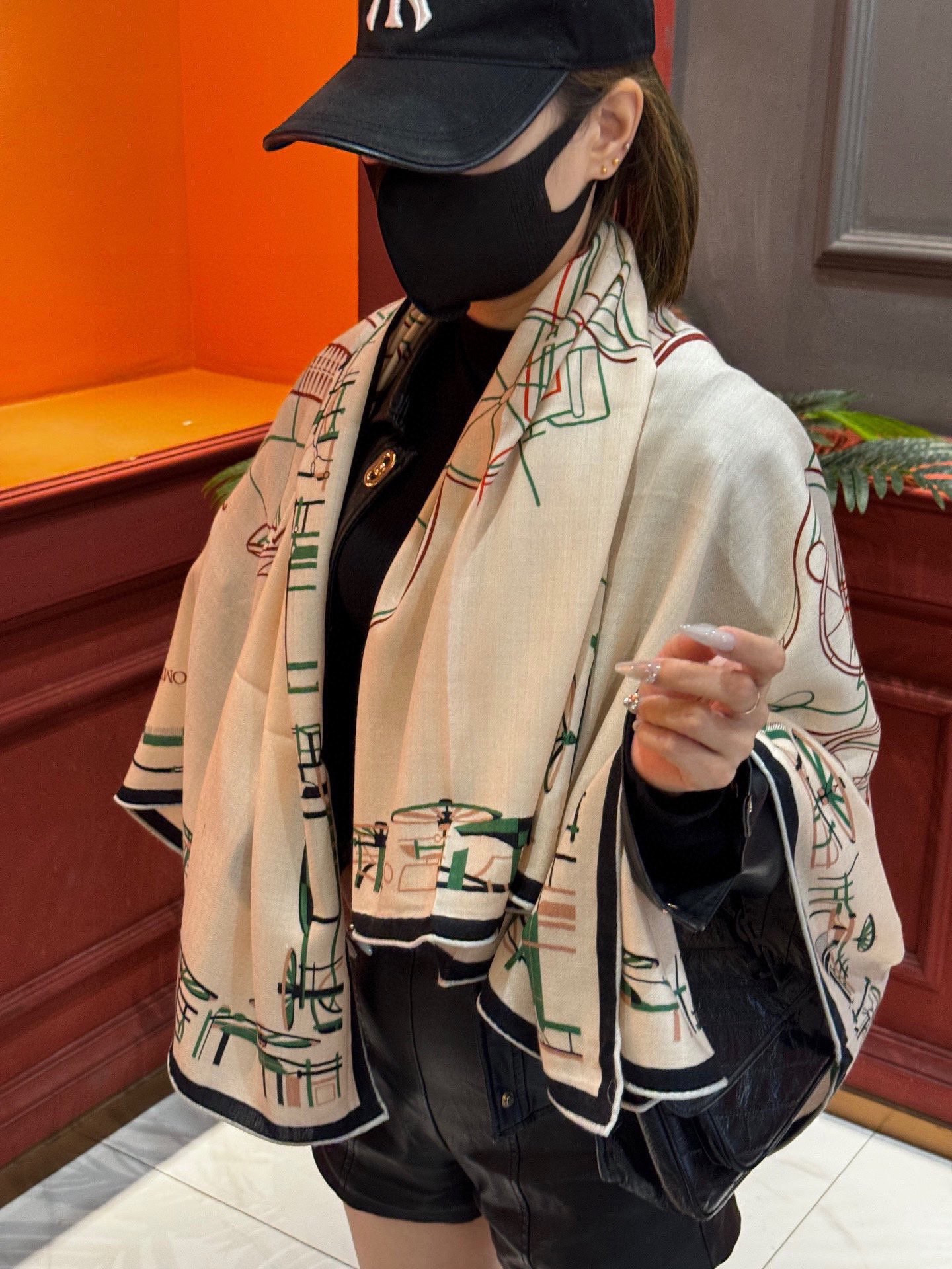 Scarf（围巾） Style Leather Scarf Lookbook Reference image 1