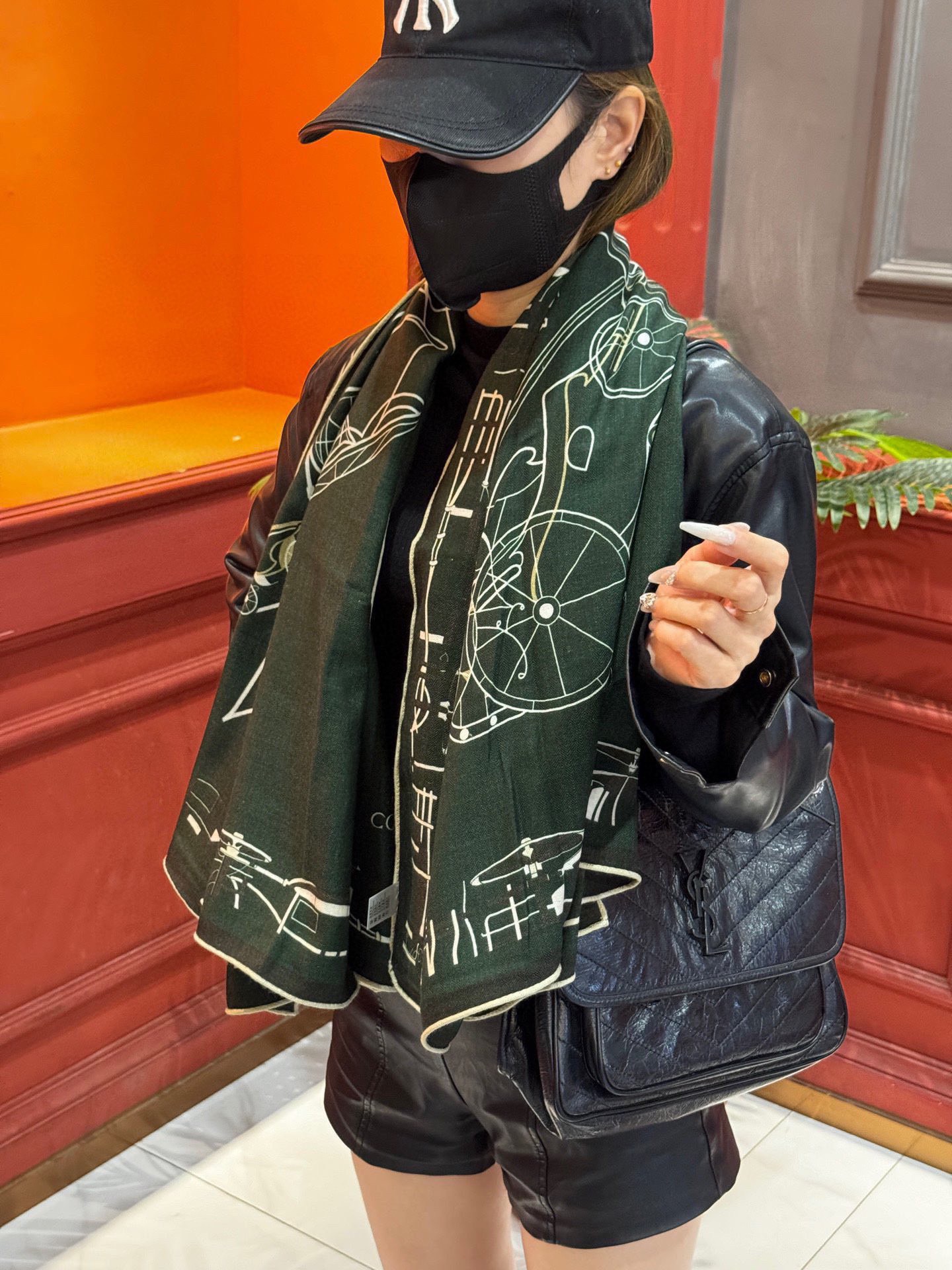 Scarf（围巾） Style Leather Scarf Lookbook Reference image 2