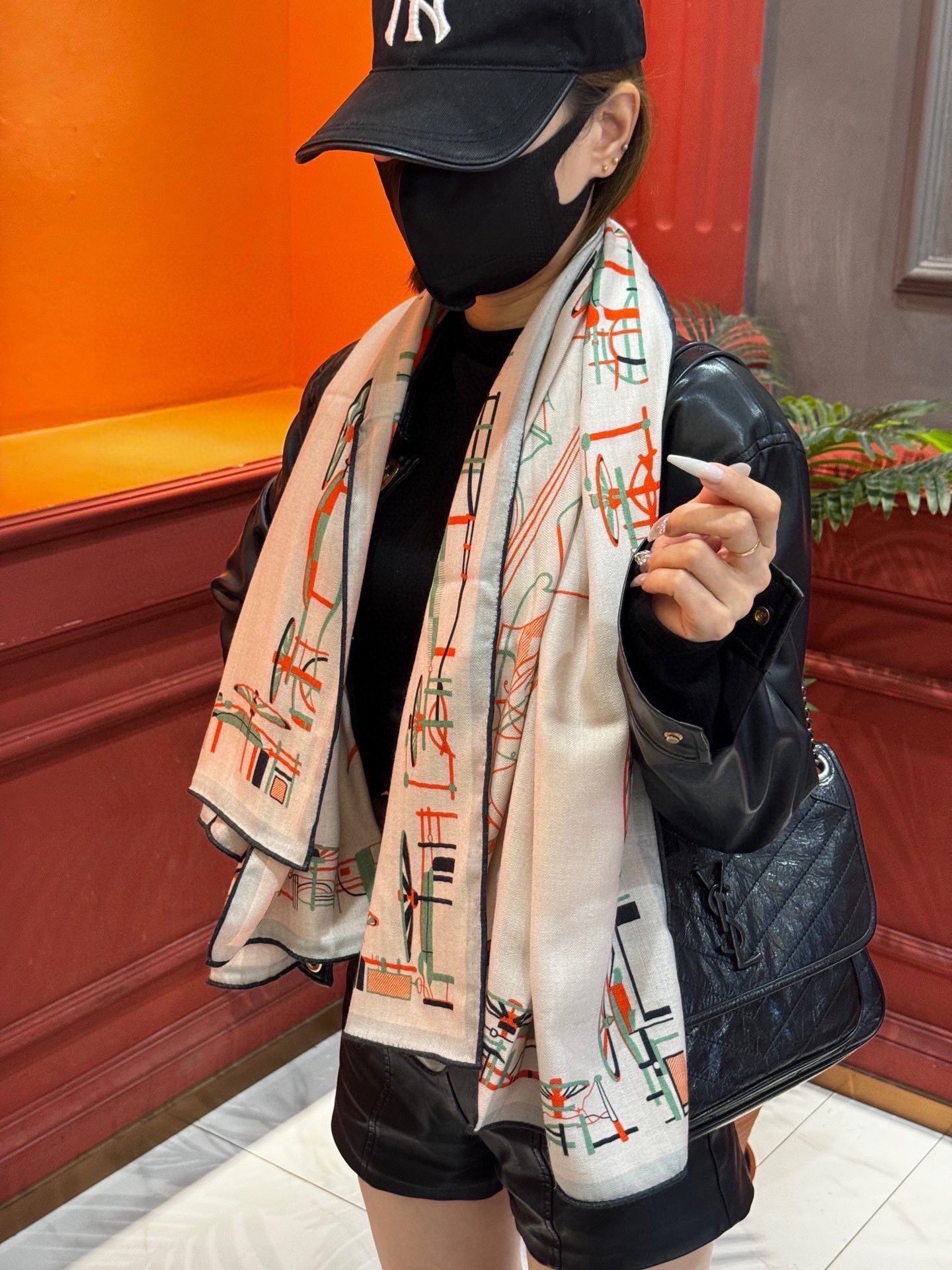 Scarf（围巾） Style Leather Scarf Lookbook Reference image 2