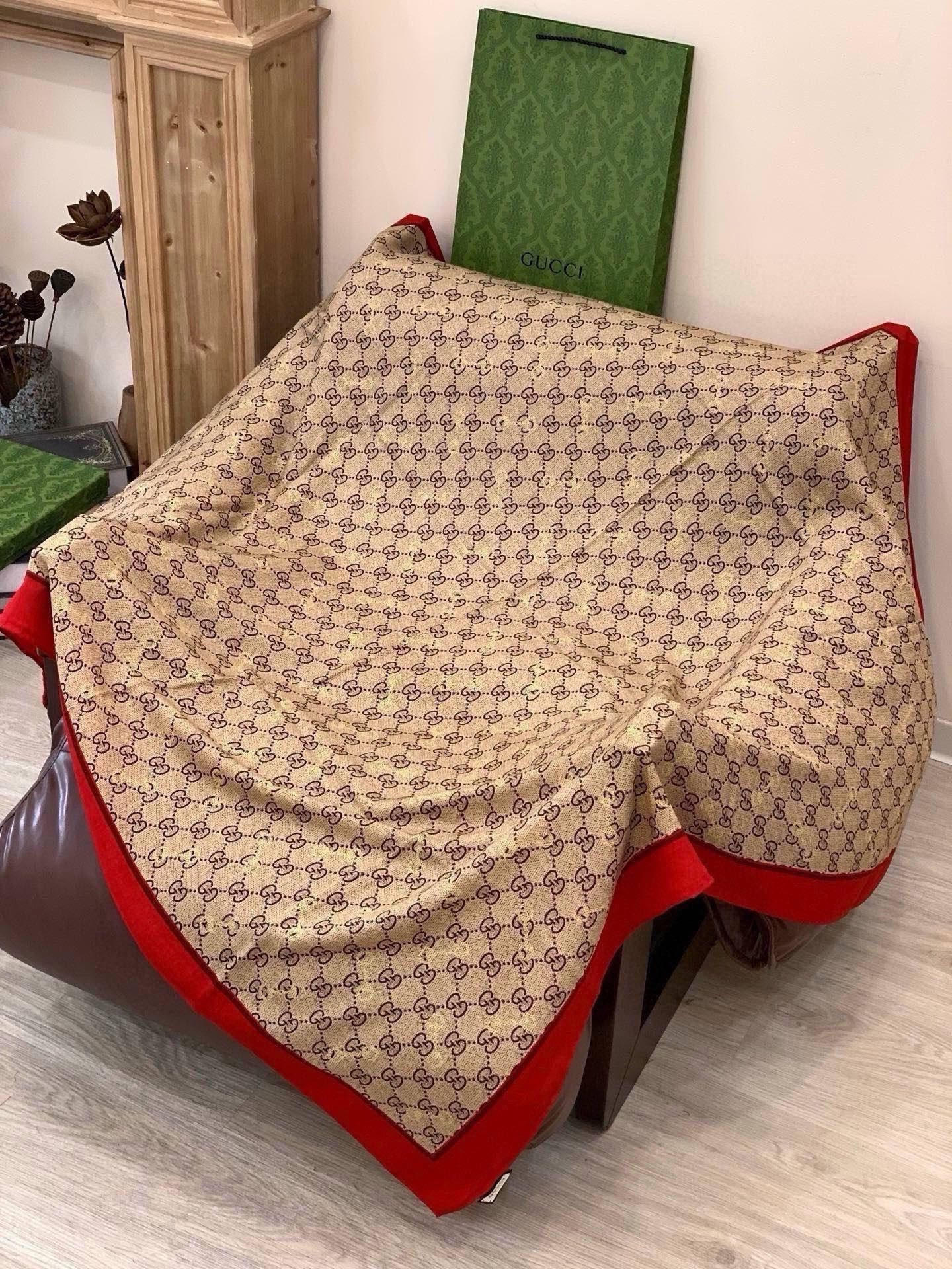 Gucci~140双面丝绒披肩马衔扣细节和GG图案以精致色调匠心呈献，意在向品牌与马术世界的深厚渊源致敬