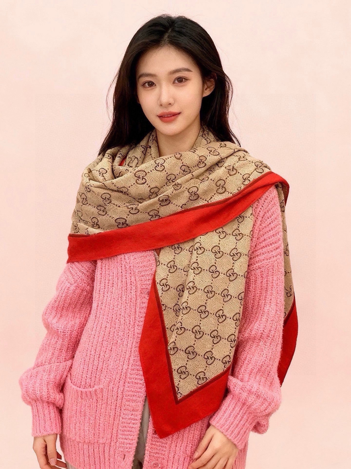 Gucci~140双面丝绒披肩马衔扣细节和GG图案以精致色调匠心呈献，意在向品牌与马术世界的深厚渊源致敬