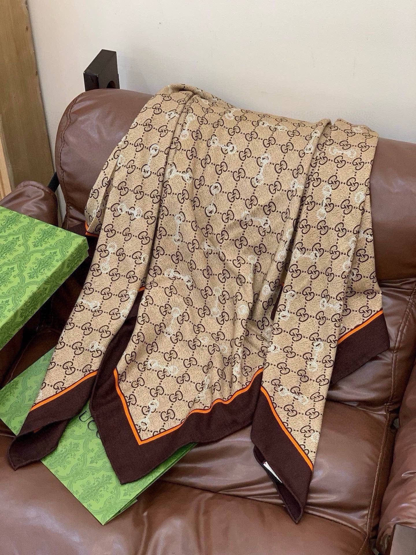 Gucci~140双面丝绒披肩马衔扣细节和GG图案以精致色调匠心呈献，意在向品牌与马术世界的深厚渊源致敬