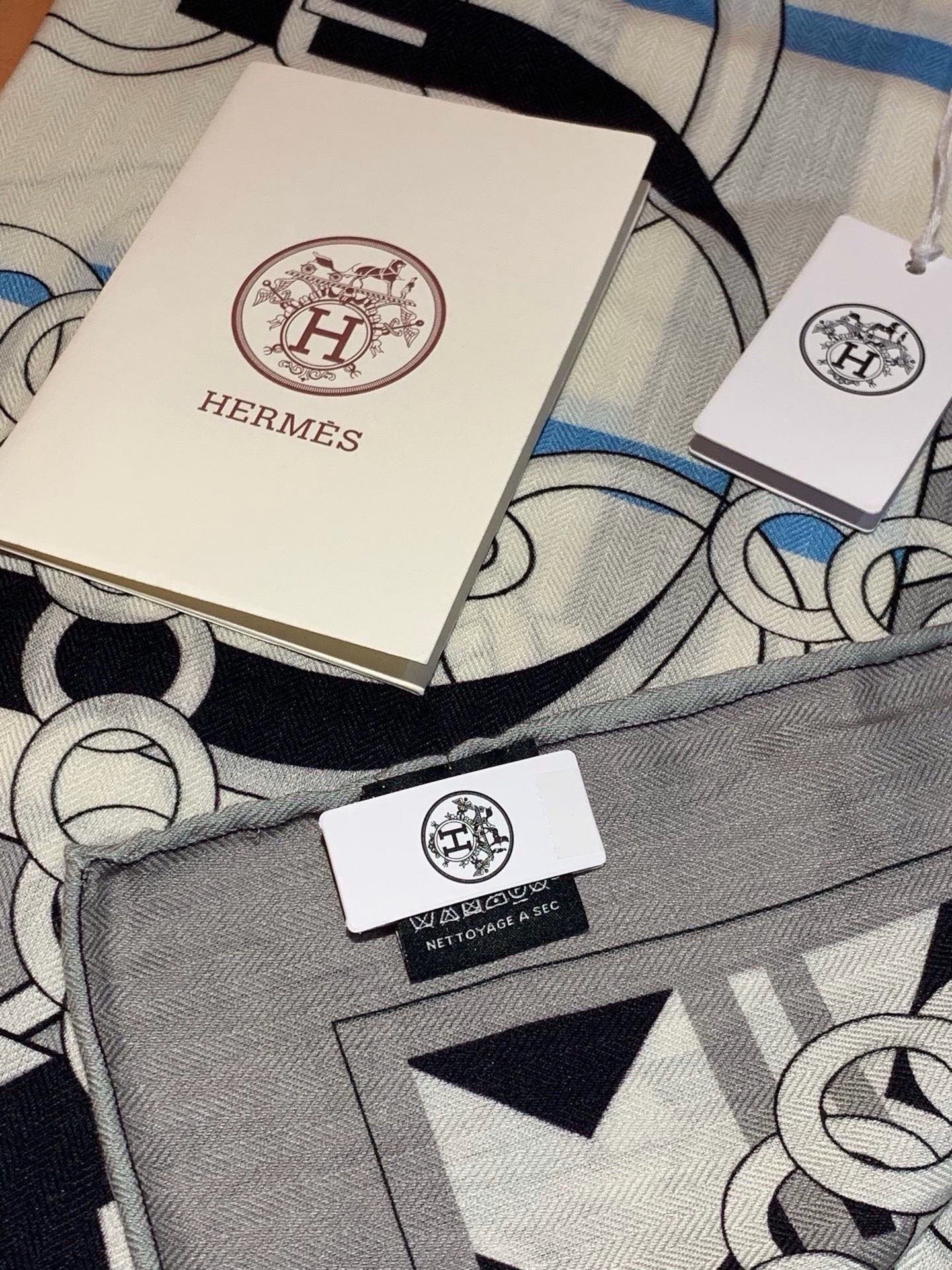 💟H家上新💞【双面同色丝绒方巾】手工卷边山羊绒和真丝混纺披肩（70%山羊绒，30%桑蚕丝）这款披肩采用经