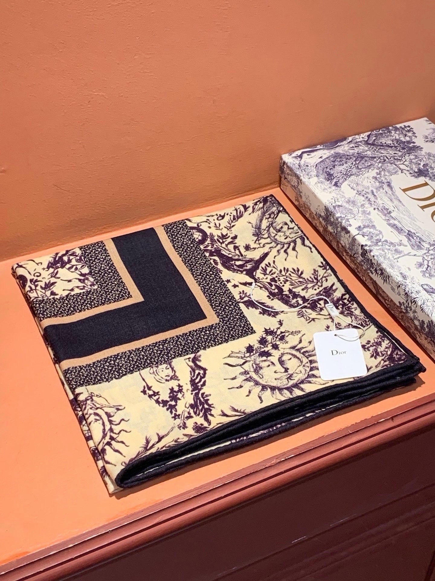 Dior 140丝绒双面同色印花披肩这款 Dior 丝绒披肩以彼得罗•鲁福（Pietro Ruffo）设