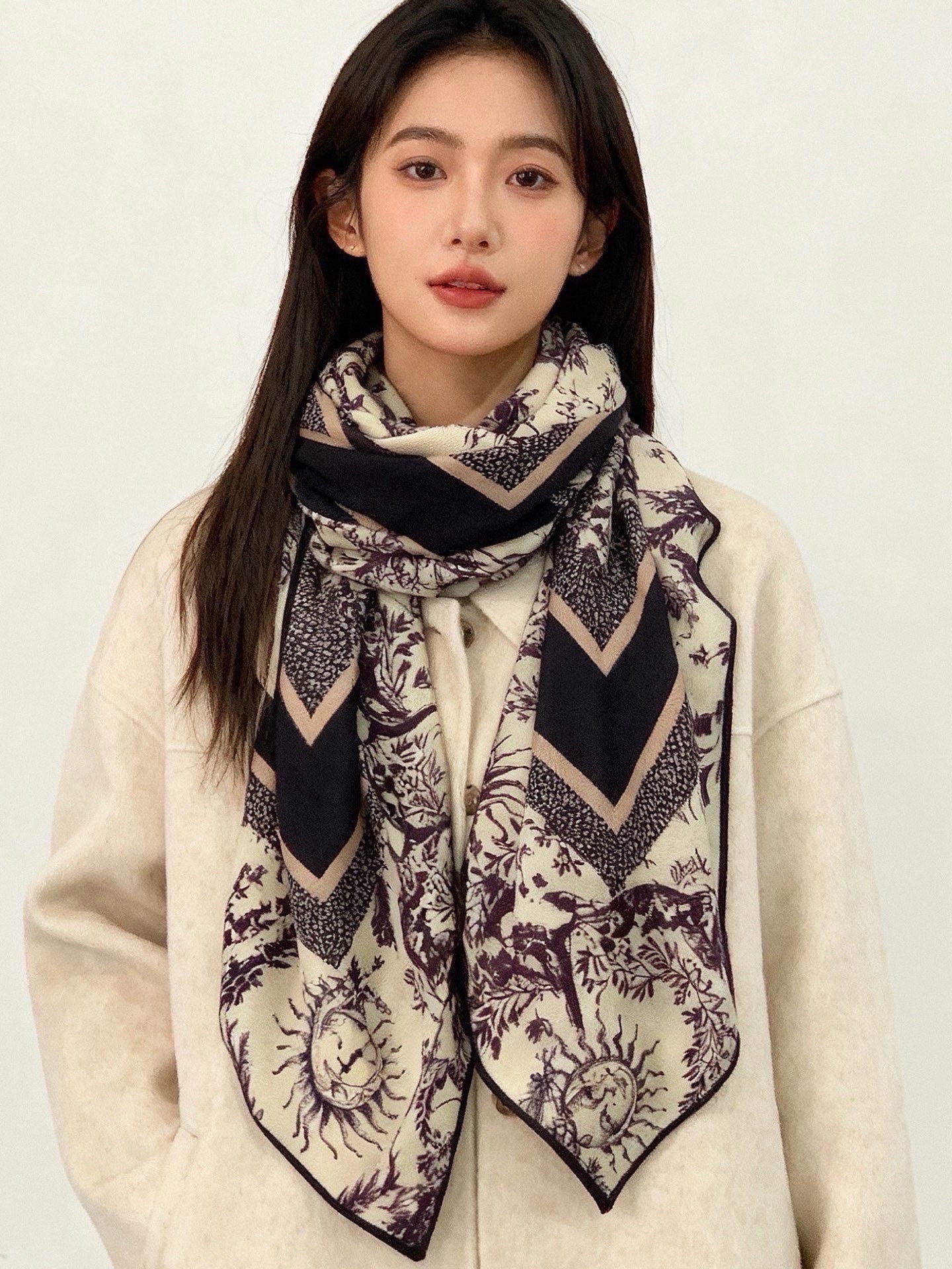 Dior 140丝绒双面同色印花披肩这款 Dior 丝绒披肩以彼得罗•鲁福（Pietro Ruffo）设
