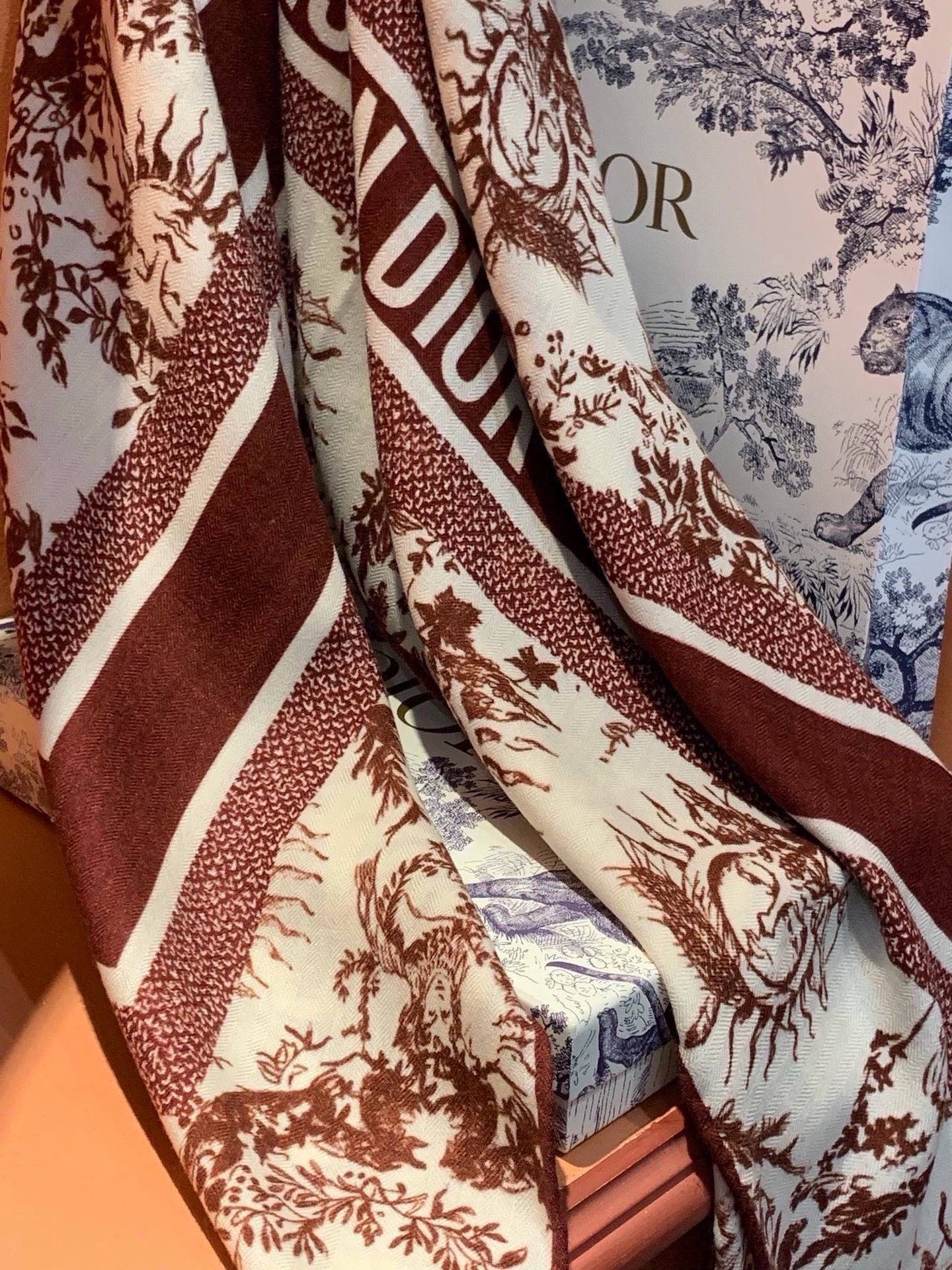 Dior 140丝绒双面同色印花披肩这款 Dior 丝绒披肩以彼得罗•鲁福（Pietro Ruffo）设