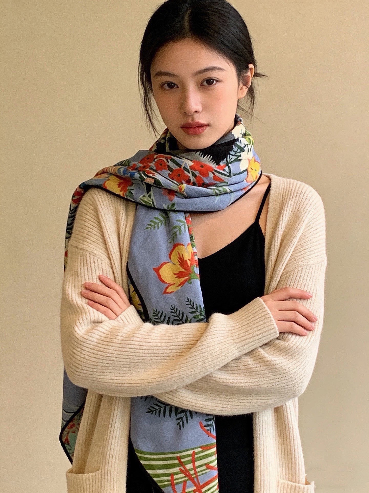 💟上新🆕💕手工卷边！羊绒和真丝混纺披肩（70%羊绒30%桑蚕丝）。这款披肩采用经典山羊绒和真丝混纺面料，
