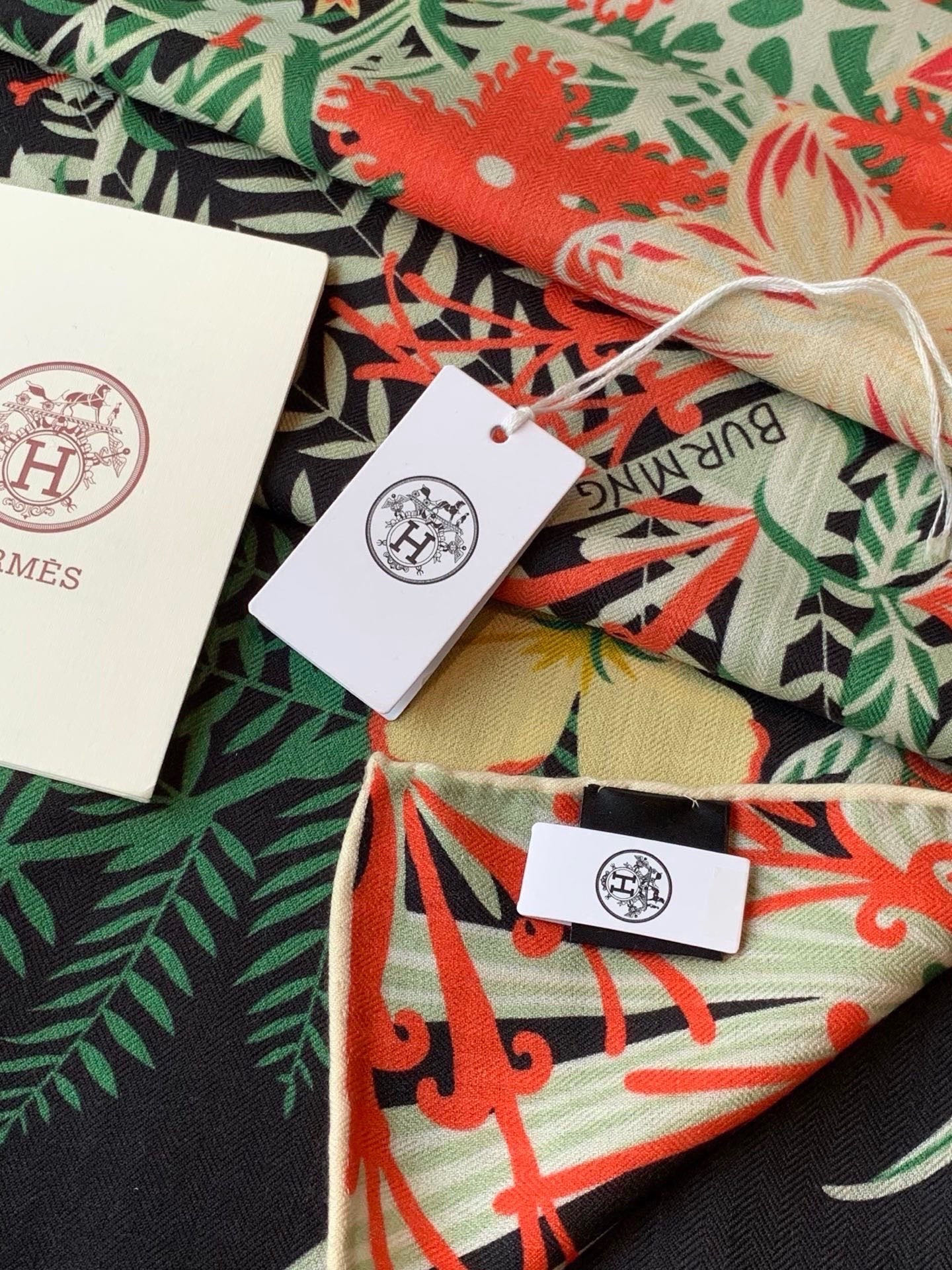 💟上新🆕💕手工卷边！羊绒和真丝混纺披肩（70%羊绒30%桑蚕丝）。这款披肩采用经典山羊绒和真丝混纺面料，