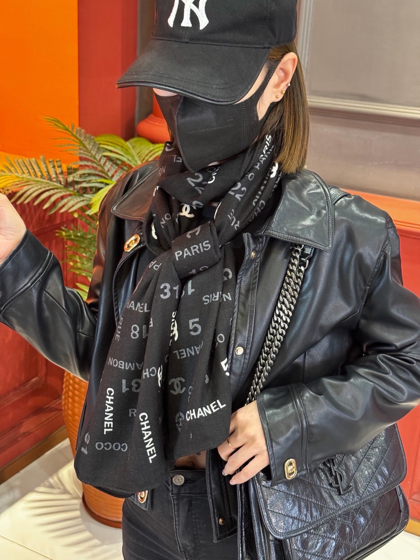 上新❤️【Chanel】 经典茶花优雅Coco风，Chanel最新菱格丝绒大方巾~气质到骨子里，香奶奶新