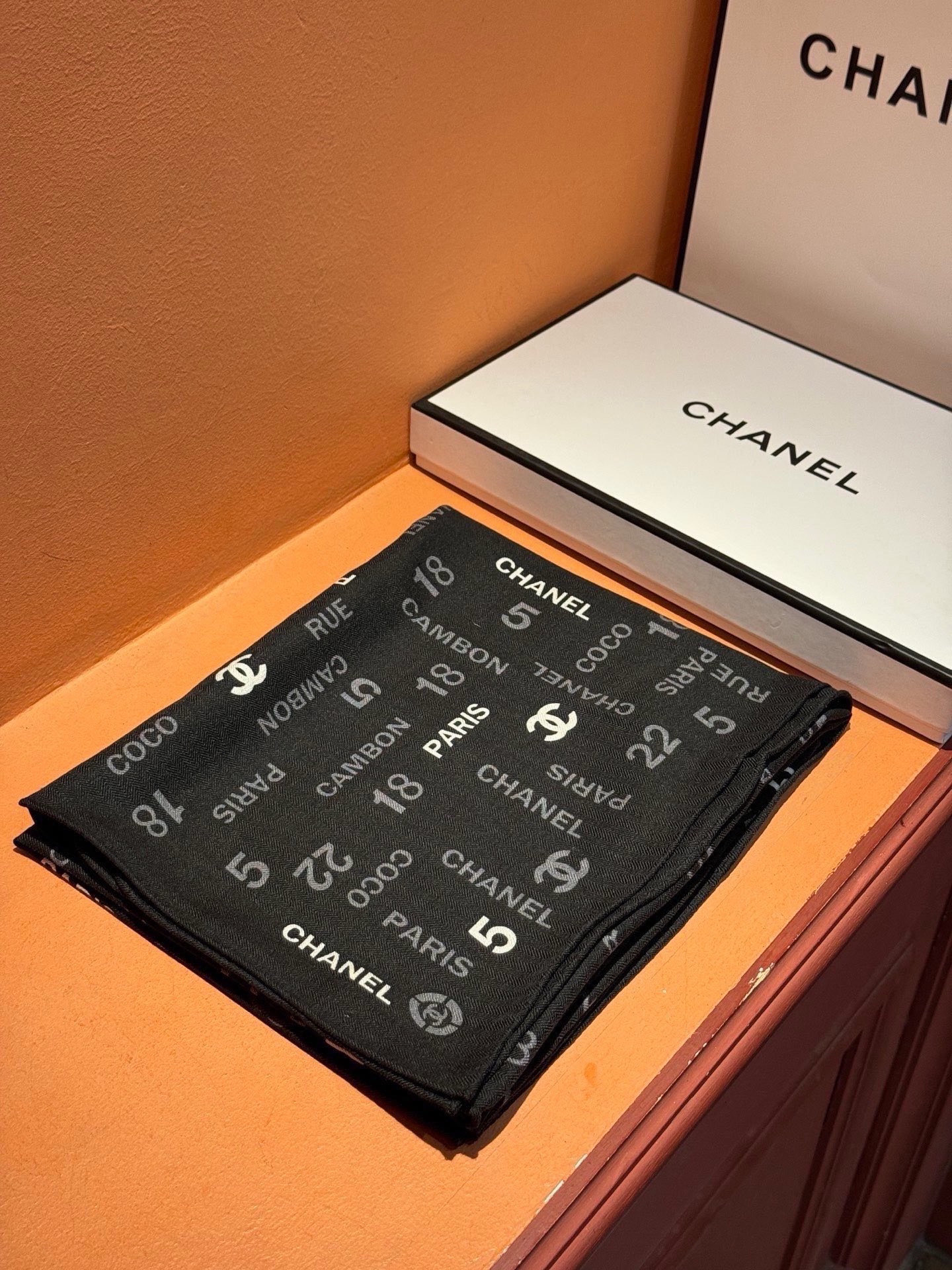 上新❤️【Chanel】 经典茶花优雅Coco风，Chanel最新菱格丝绒大方巾~气质到骨子里，香奶奶新