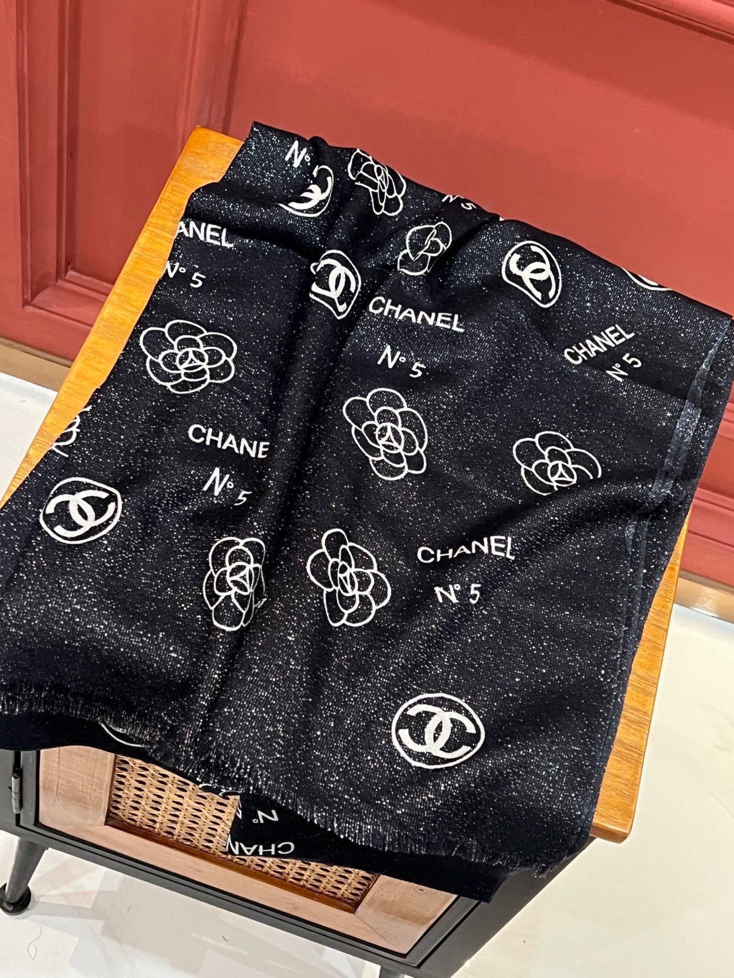 上新🌟 会发光发亮的围巾 💄💋新款客供银线💖羊绒面料长巾 😘美翻了[流泪]【小香银线图标】，御用殿堂级极