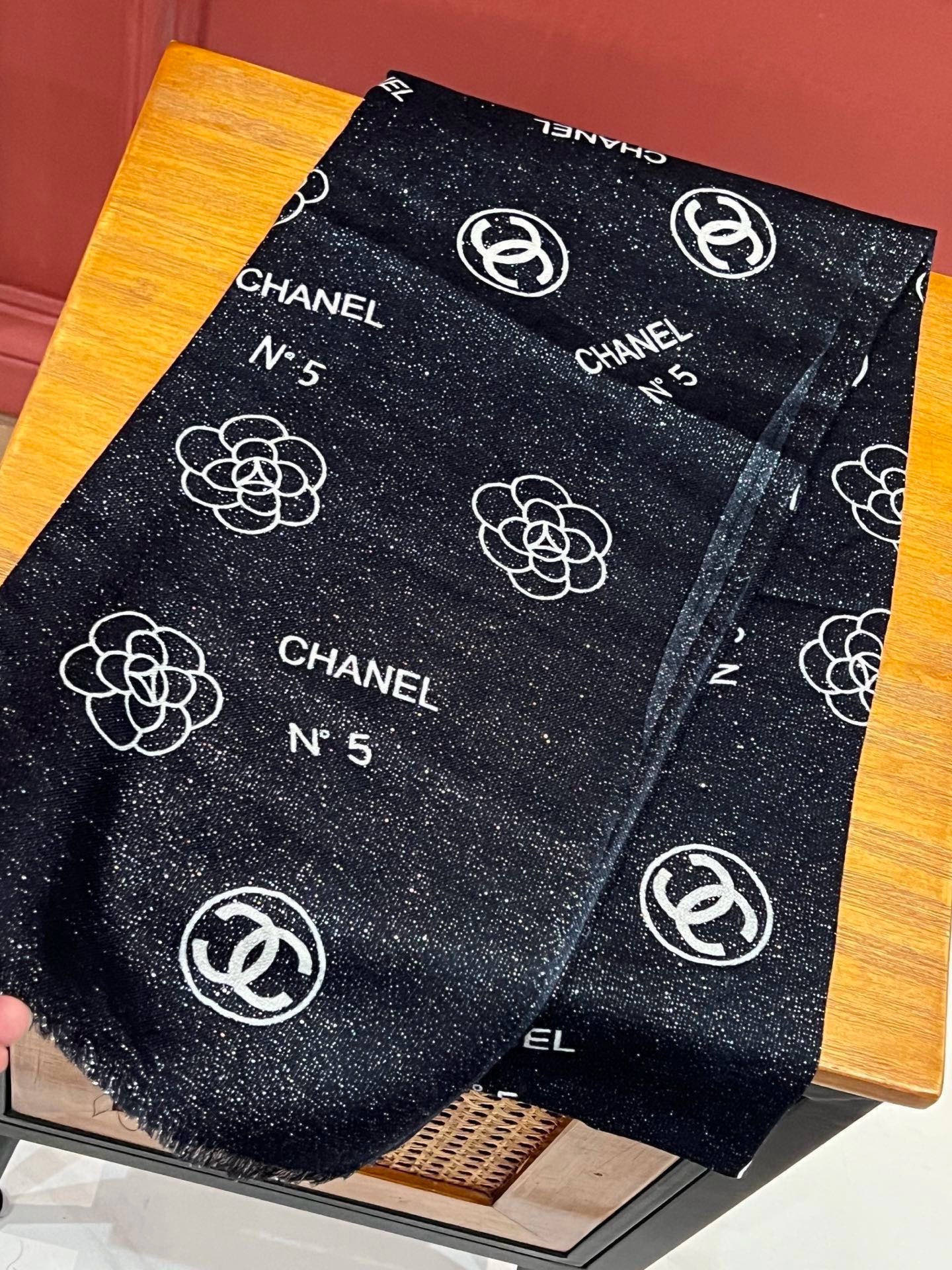 上新🌟 会发光发亮的围巾 💄💋新款客供银线💖羊绒面料长巾 😘美翻了[流泪]【小香银线图标】，御用殿堂级极