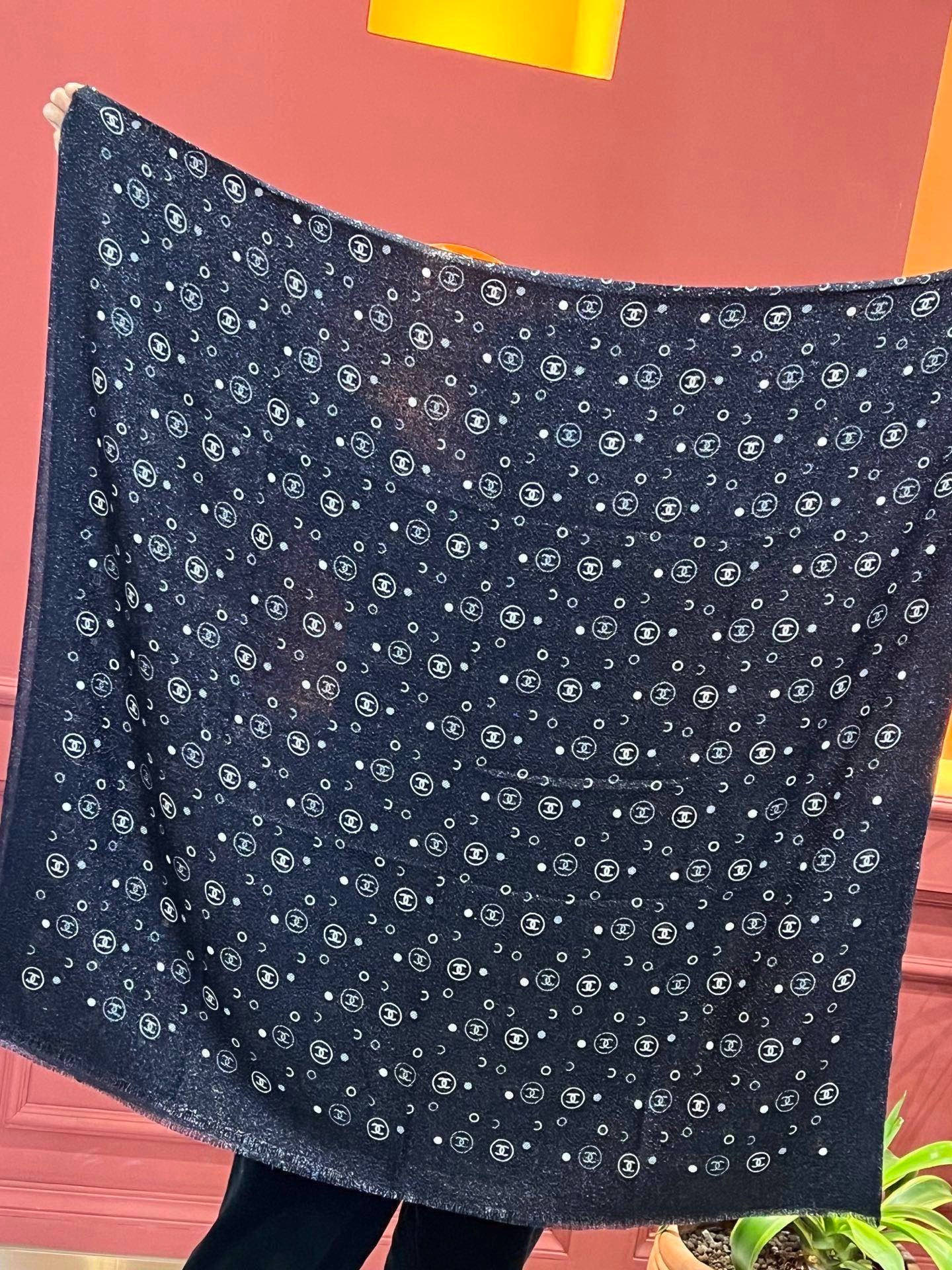 上新🌟 会发光发亮的围巾 💄💋新款客供银线💖羊绒面料长巾 😘美翻了[流泪]【小香银线图标】，御用殿堂级极