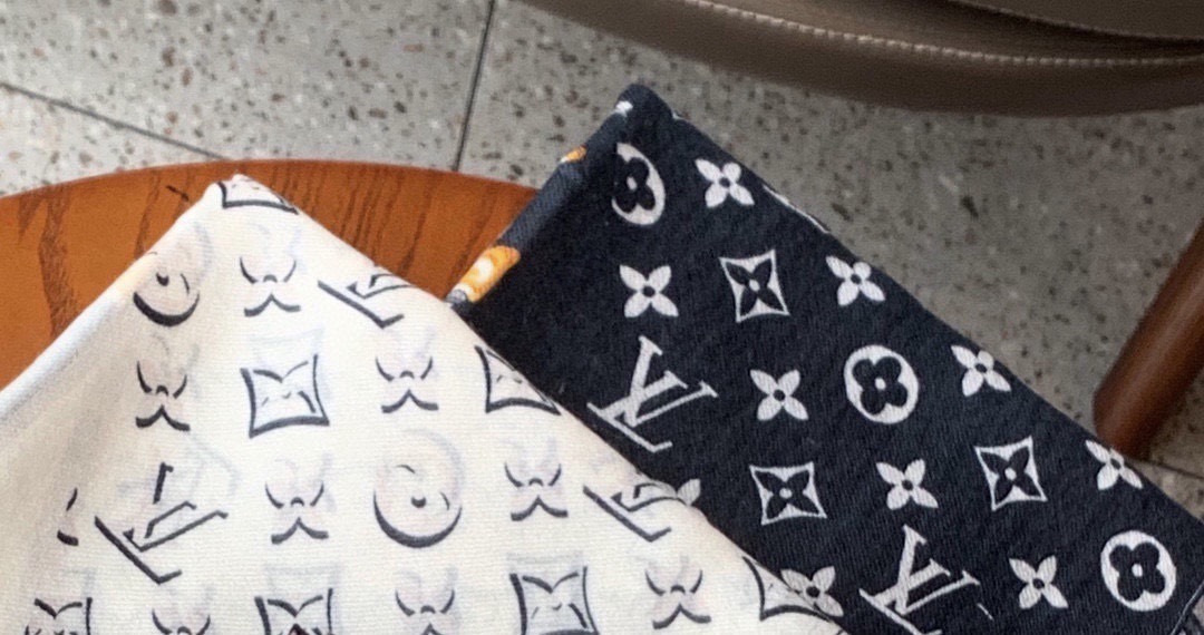 新款上😍真心赞‼ Airline Patches Monogram【V字标识长巾】羊绒长巾，披肩在秉承旅