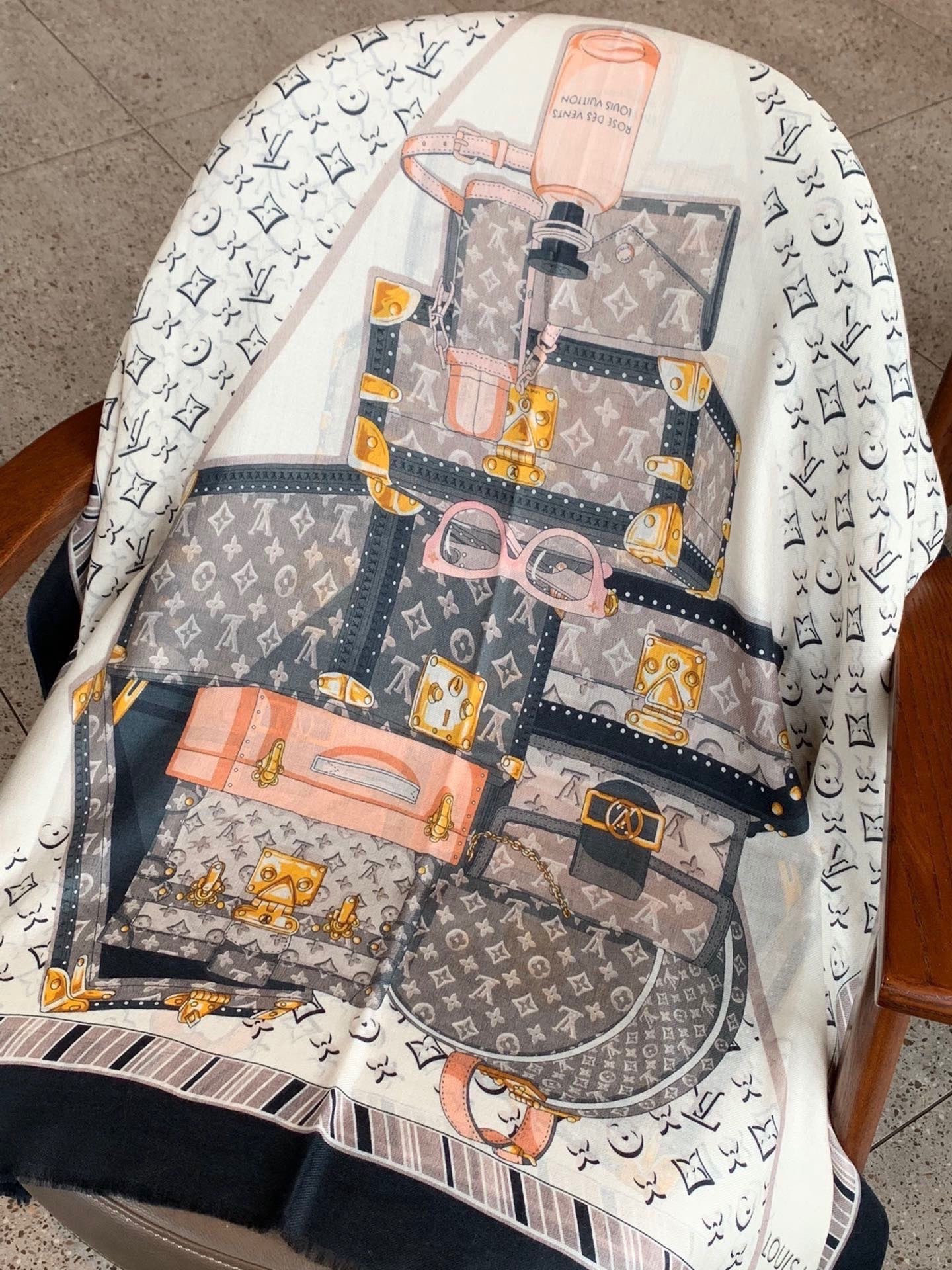新款上😍真心赞‼ Airline Patches Monogram【V字标识长巾】羊绒长巾，披肩在秉承旅