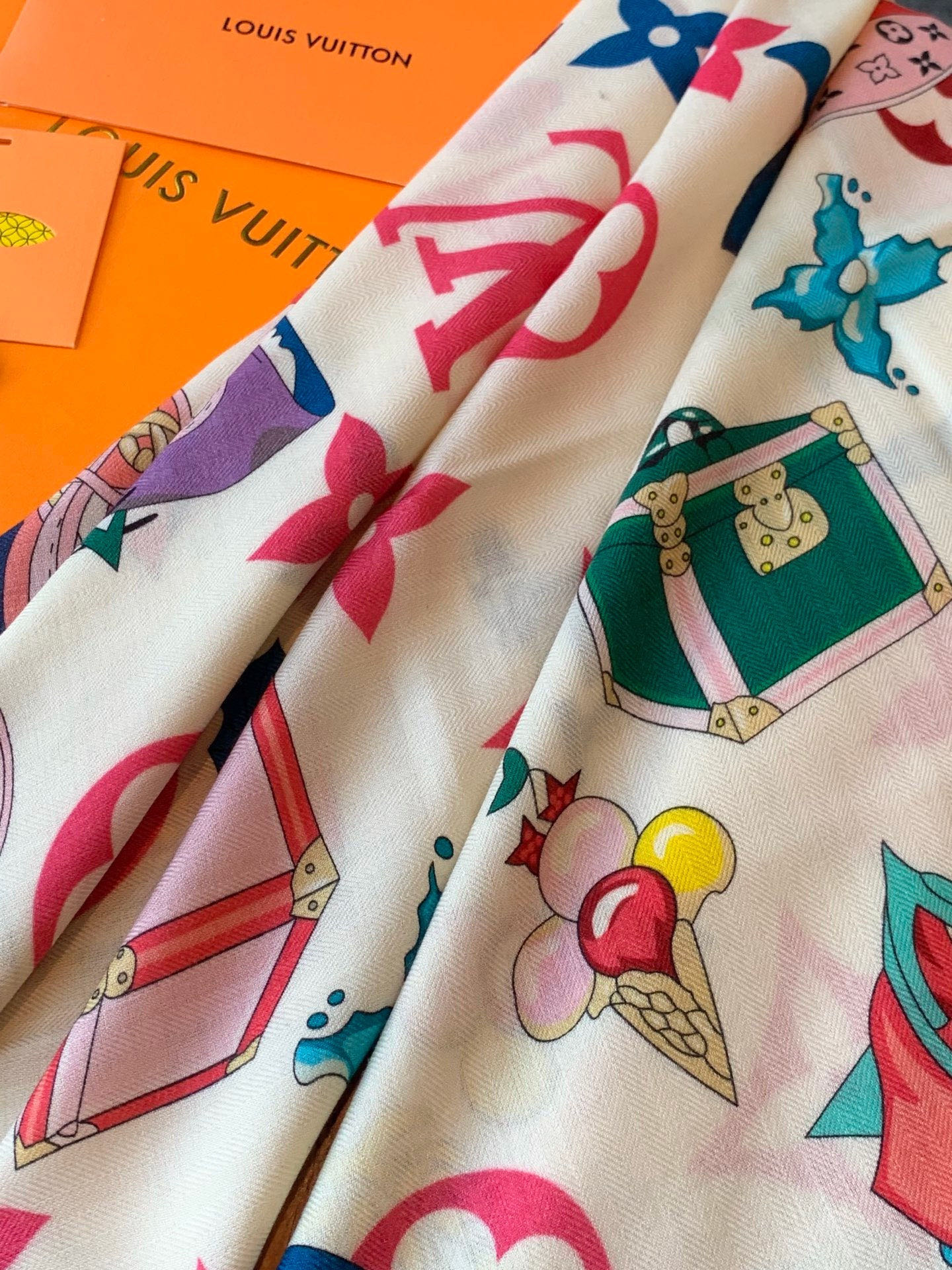 LV x TM 140披肩【140顶级丝绒双面同色披肩】本款L Multicolor披肩出自路易威登与知