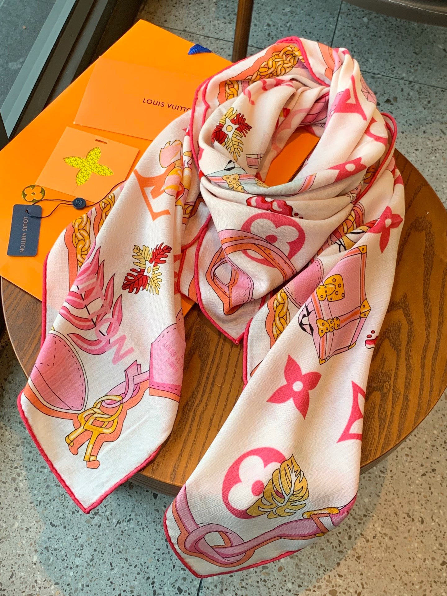 LV x TM 140披肩【140顶级丝绒双面同色披肩】本款L Multicolor披肩出自路易威登与知