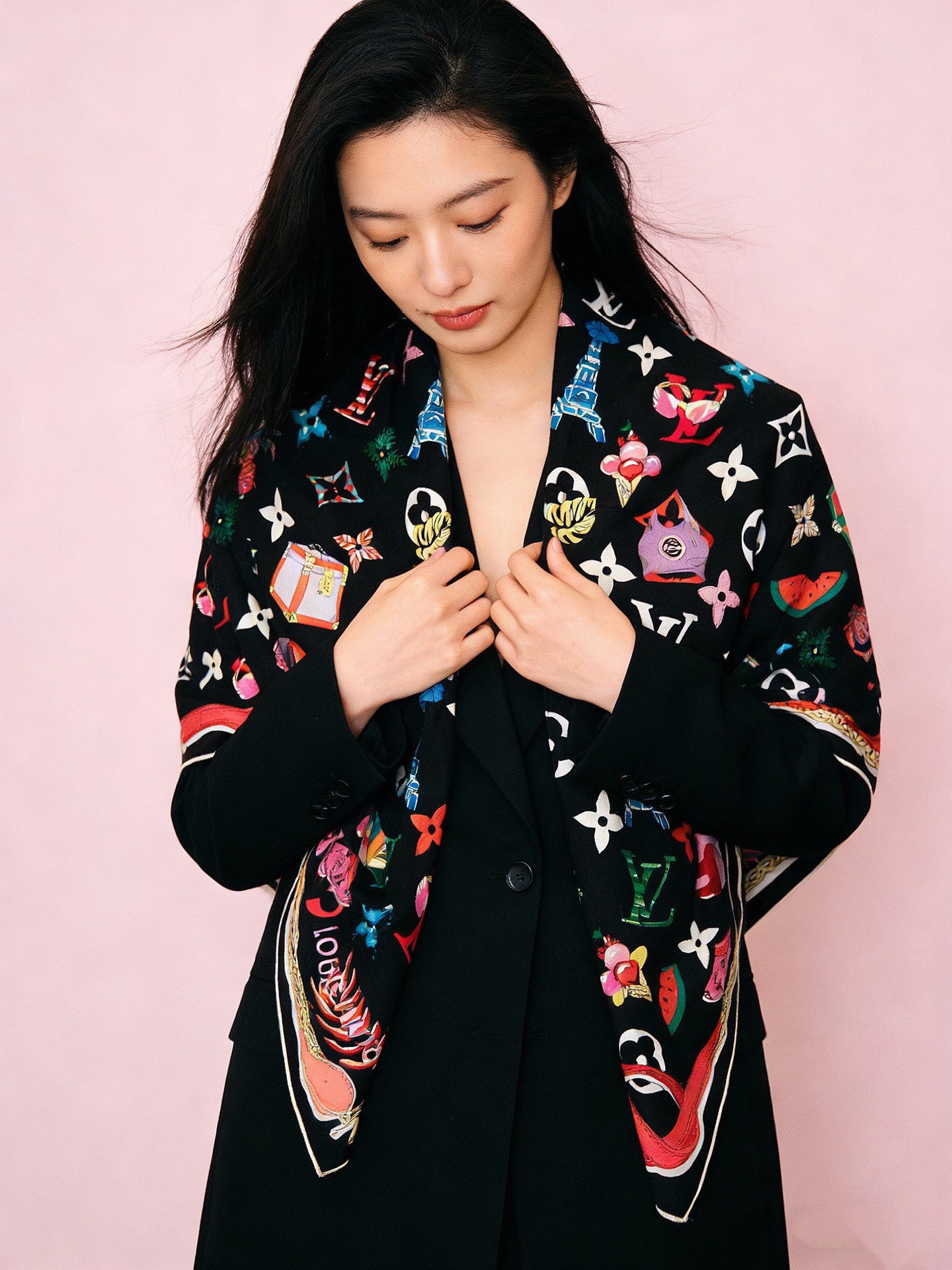 LV x TM 140披肩【140顶级丝绒双面同色披肩】本款L Multicolor披肩出自路易威登与知