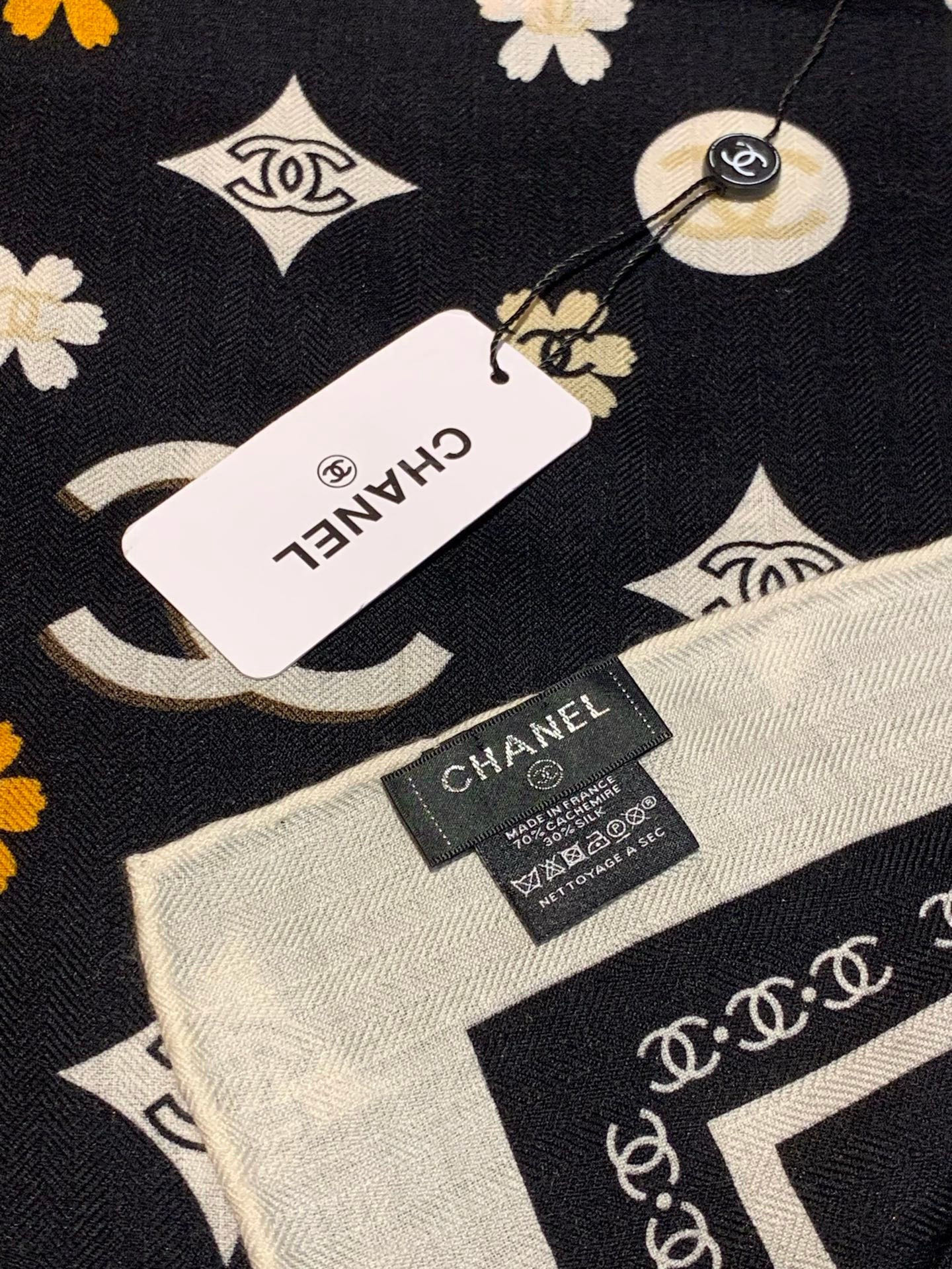 香奈儿上新❤️【Chanel】 经典茶花优雅Coco风，Chanel最新丝绒大方巾~气质到骨子里，香奶奶