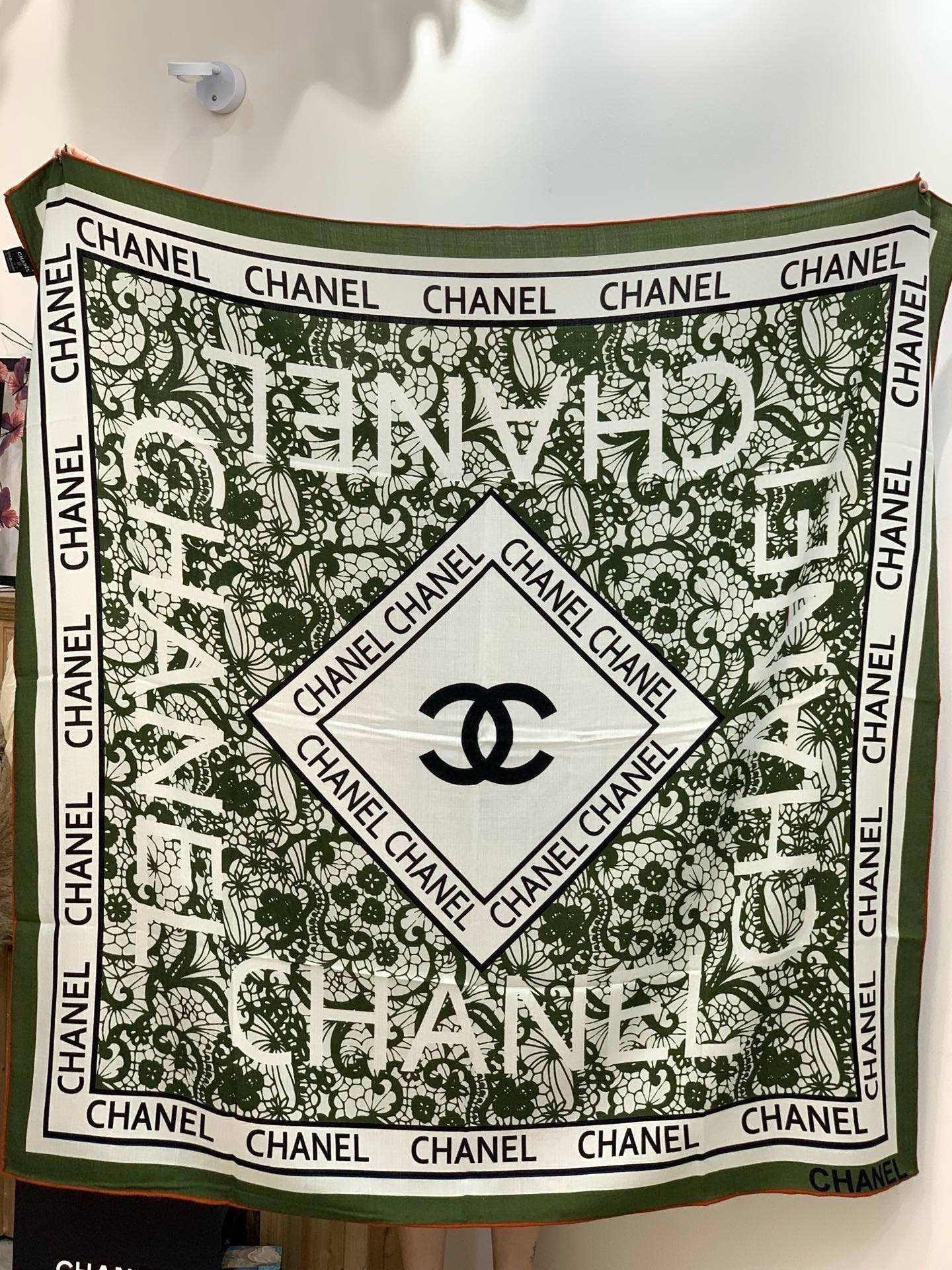 高级成衣系列～Chanel 【140双面同色丝绒披肩】此系列谱写一曲自由轻灵的赞歌本系列作品创新演绎品牌