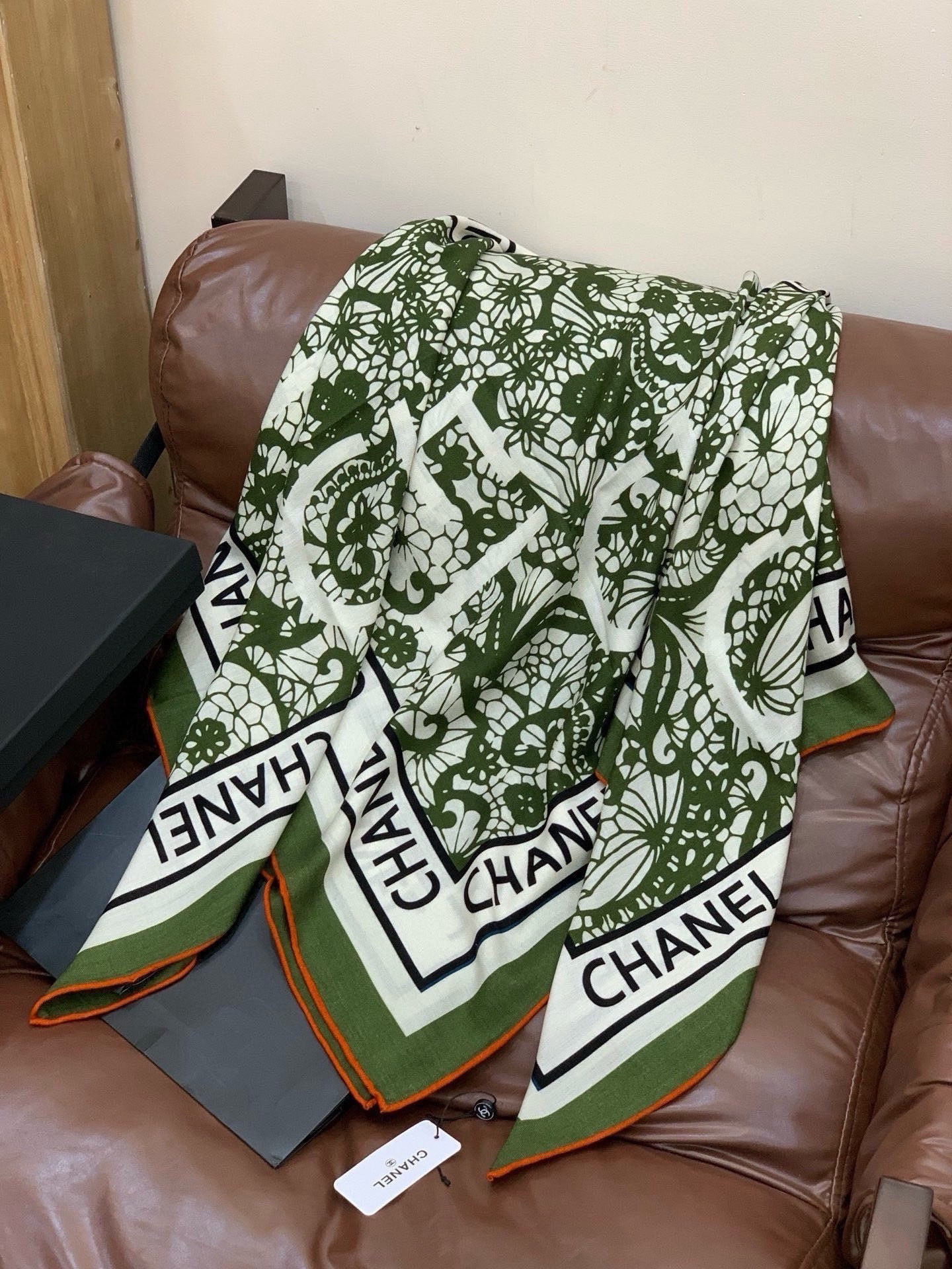 高级成衣系列～Chanel 【140双面同色丝绒披肩】此系列谱写一曲自由轻灵的赞歌本系列作品创新演绎品牌