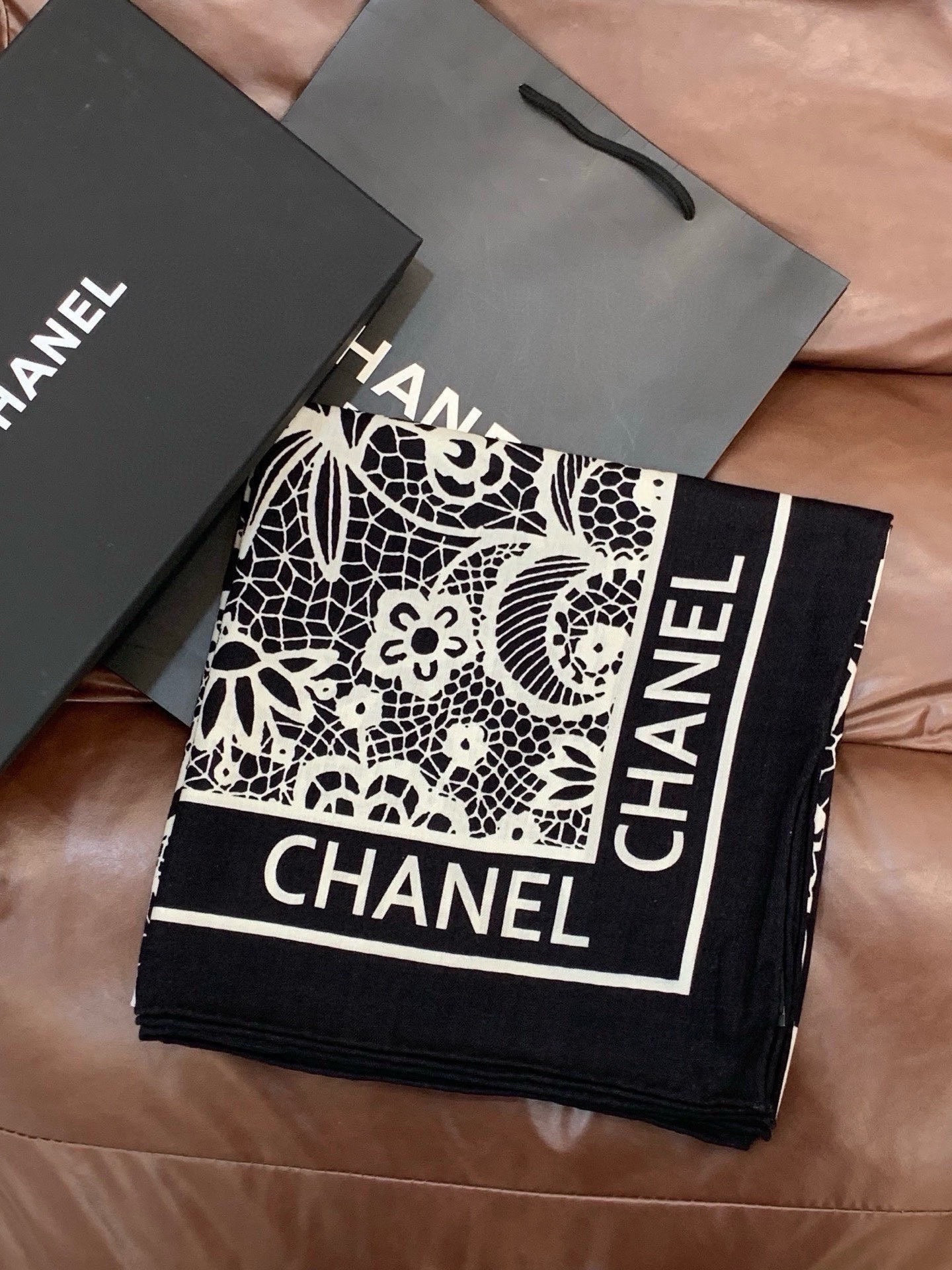 高级成衣系列～Chanel 【140双面同色丝绒披肩】此系列谱写一曲自由轻灵的赞歌本系列作品创新演绎品牌