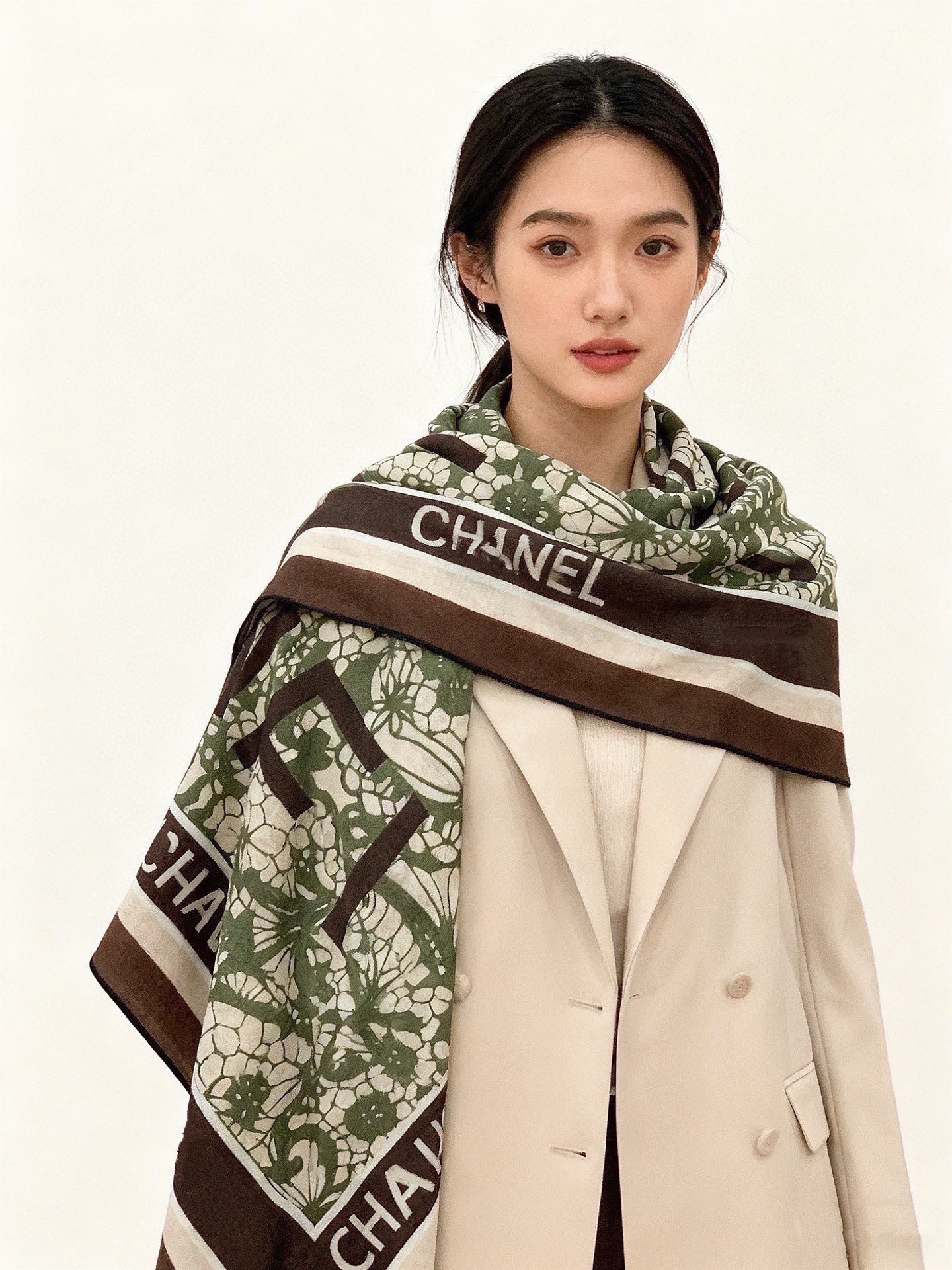 高级成衣系列～Chanel 【140双面同色丝绒披肩】此系列谱写一曲自由轻灵的赞歌本系列作品创新演绎品牌