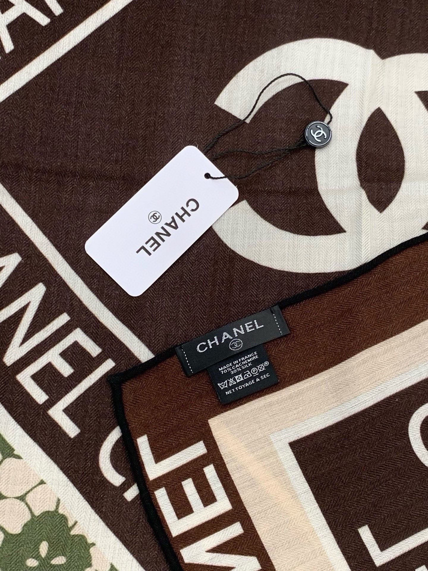 高级成衣系列～Chanel 【140双面同色丝绒披肩】此系列谱写一曲自由轻灵的赞歌本系列作品创新演绎品牌