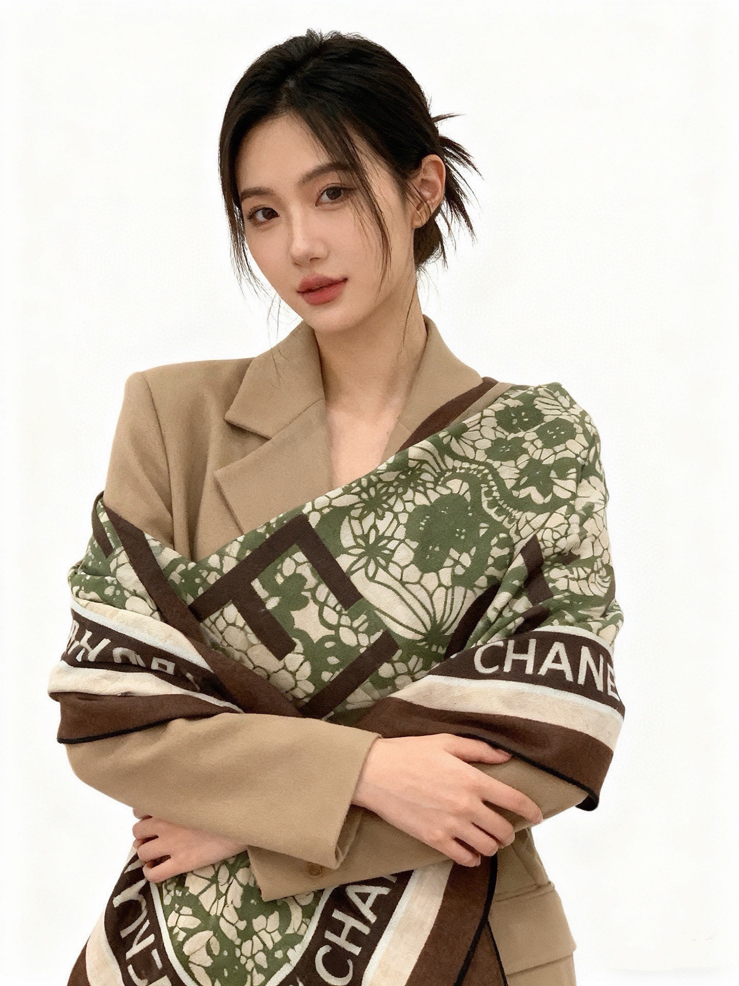 高级成衣系列～Chanel 【140双面同色丝绒披肩】此系列谱写一曲自由轻灵的赞歌本系列作品创新演绎品牌