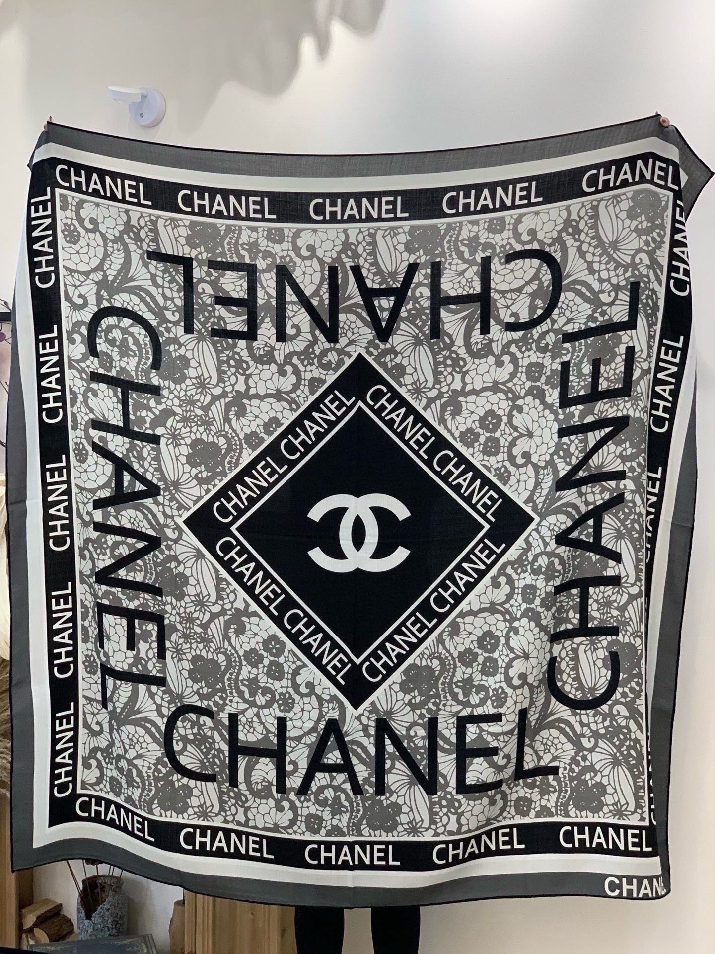 高级成衣系列～Chanel 【140双面同色丝绒披肩】此系列谱写一曲自由轻灵的赞歌本系列作品创新演绎品牌