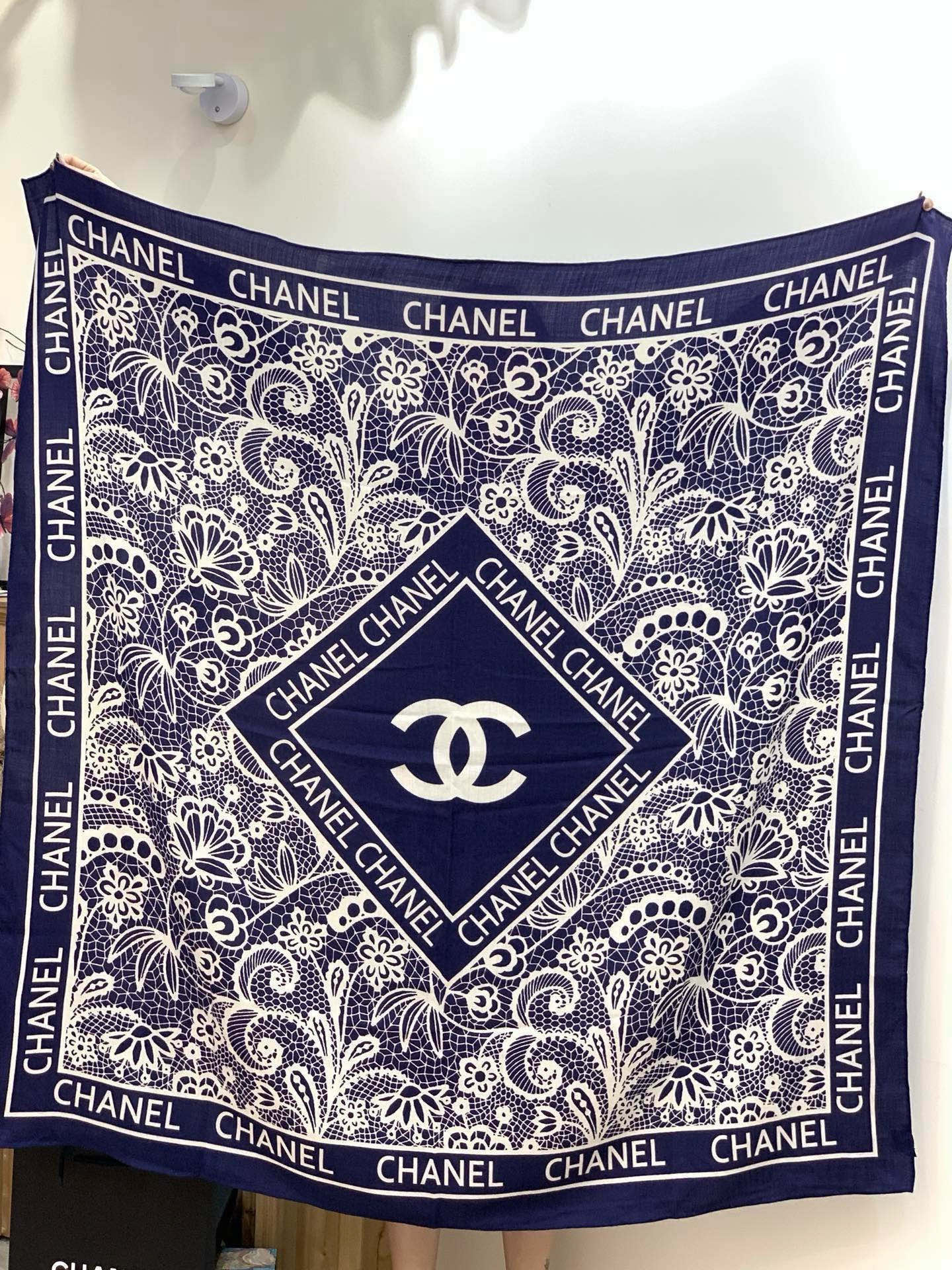 高级成衣系列～Chanel 【140双面同色丝绒披肩】此系列谱写一曲自由轻灵的赞歌本系列作品创新演绎品牌