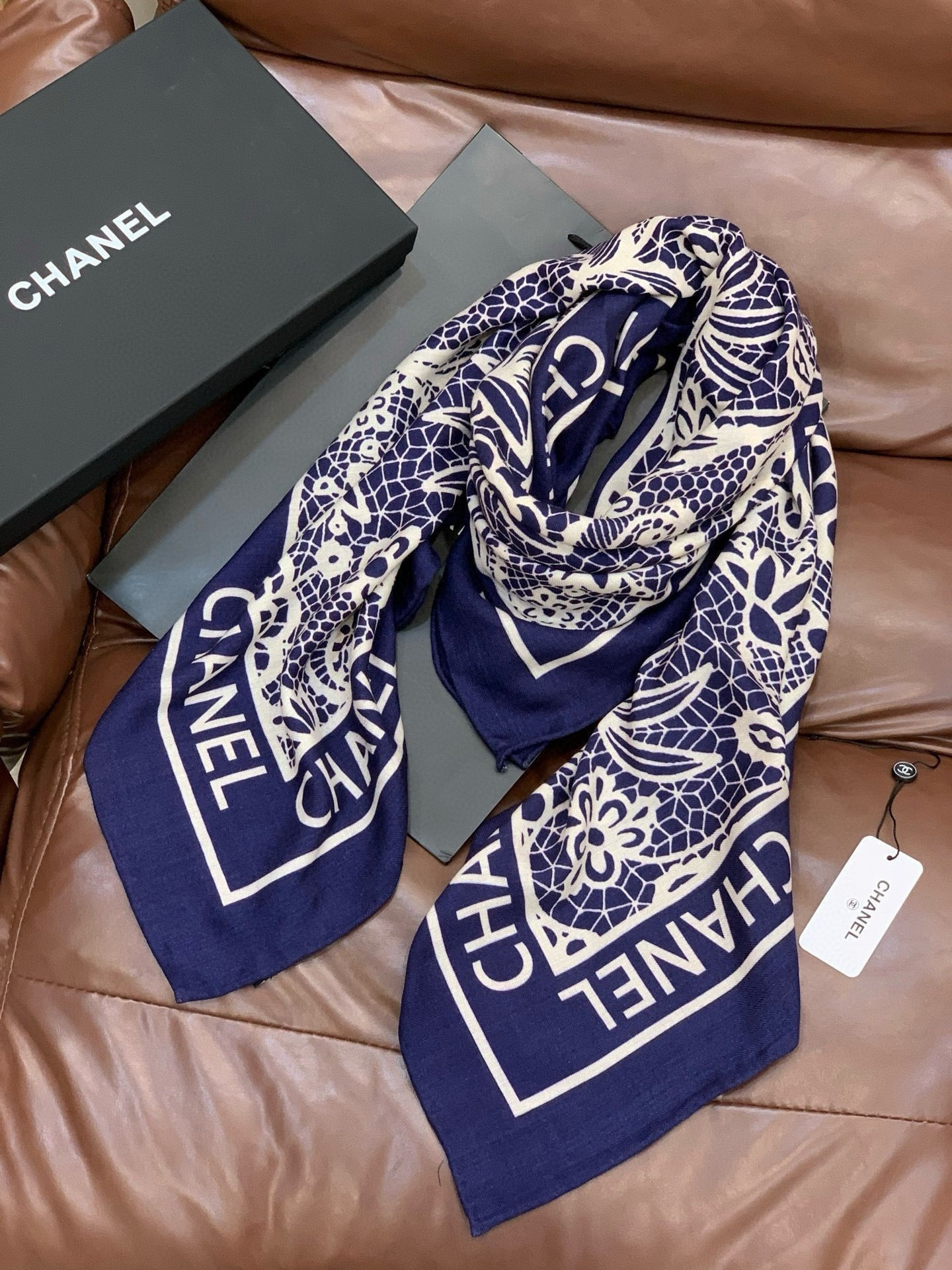 高级成衣系列～Chanel 【140双面同色丝绒披肩】此系列谱写一曲自由轻灵的赞歌本系列作品创新演绎品牌