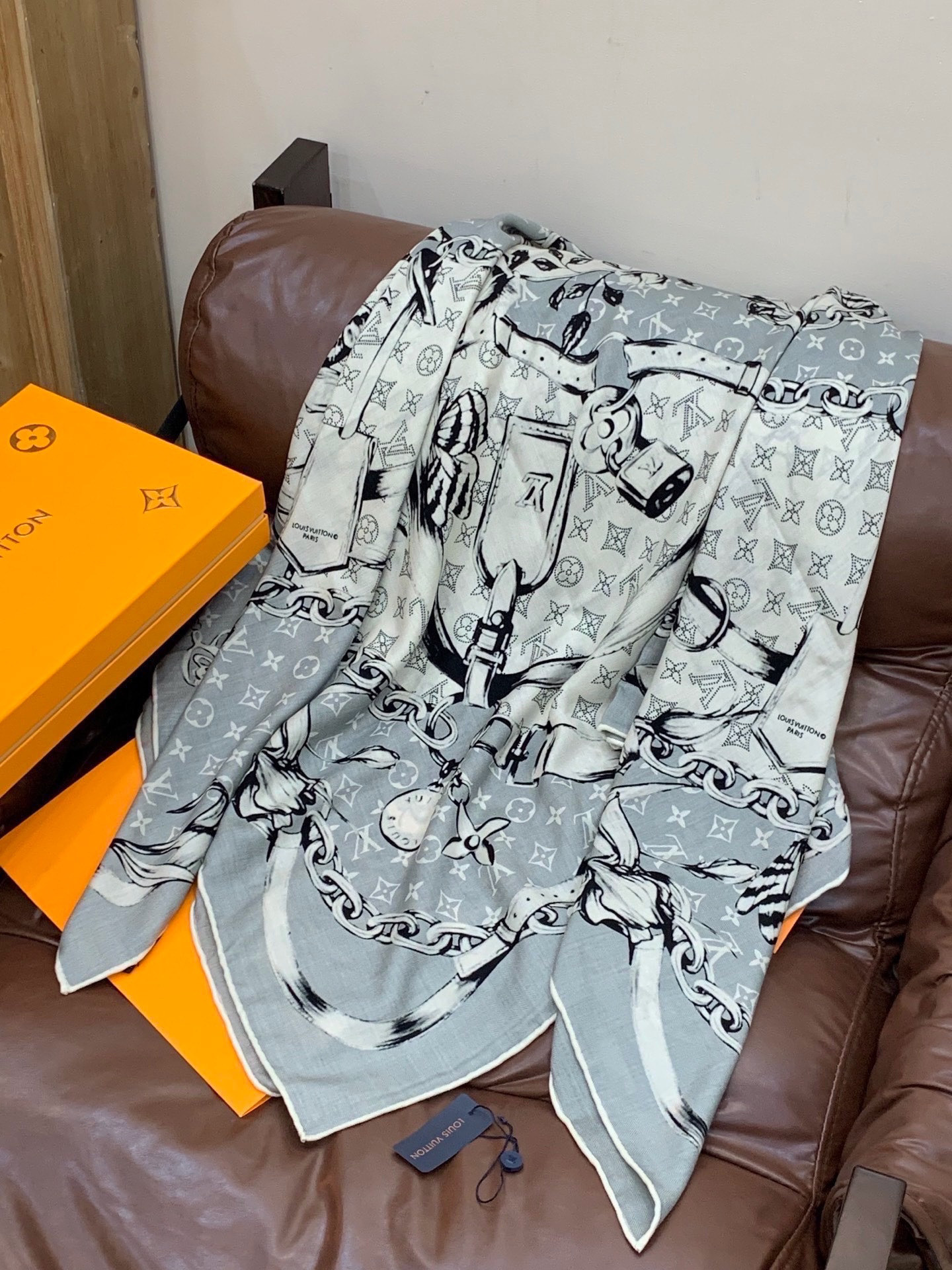 LV x TM 140披肩【140顶级丝绒双面同色披肩】本款L Multicolor披肩出自路易威登与知