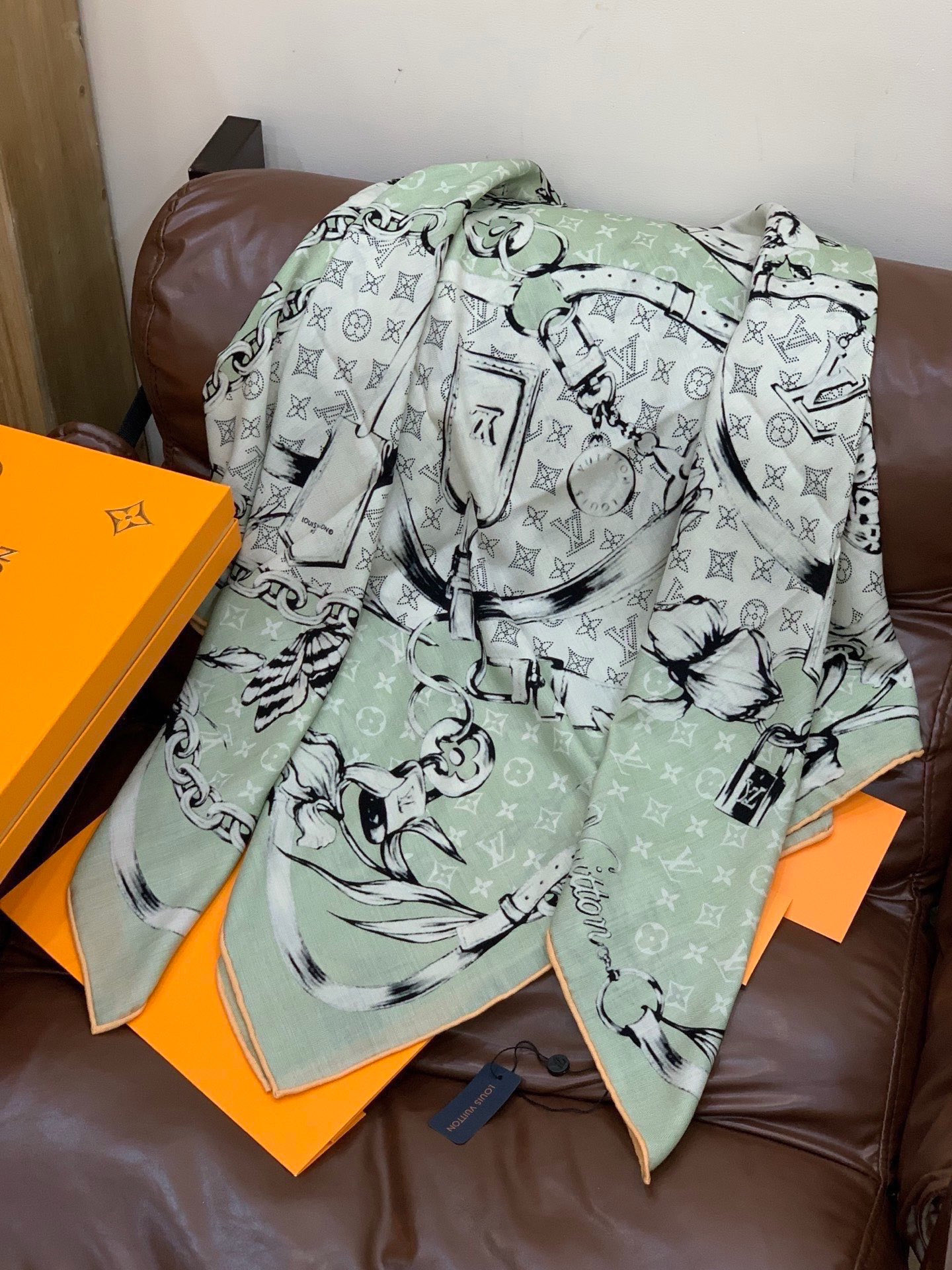 LV x TM 140披肩【140顶级丝绒双面同色披肩】本款L Multicolor披肩出自路易威登与知