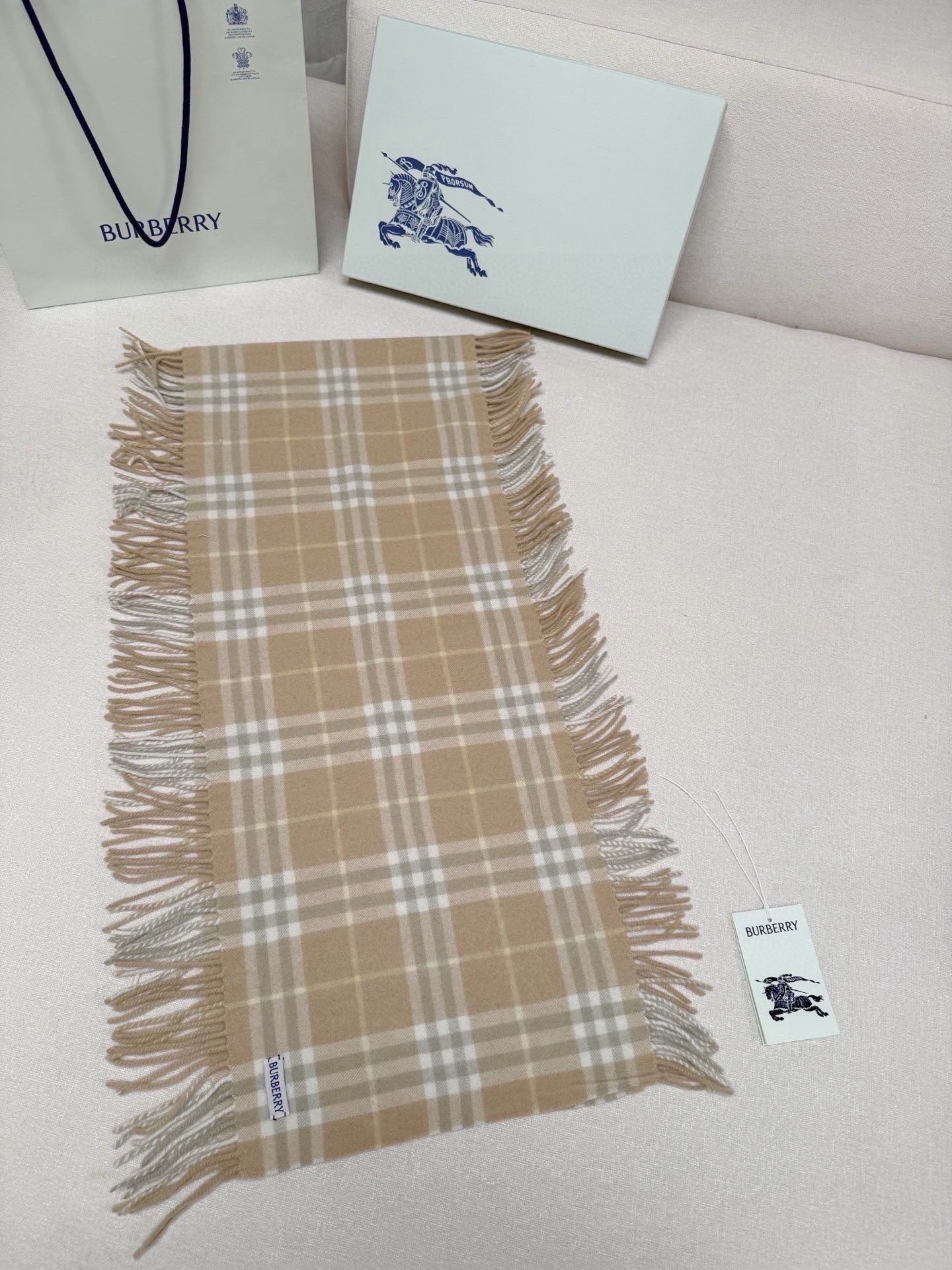 P𝐁𝐮𝐫𝐛𝐞𝐫𝐫𝐲《格纹流苏围巾》 ｜金靖同款𝐒𝐢𝐳𝐞: 155x30cm   时髦精必备呀🧚‍♀️ 不