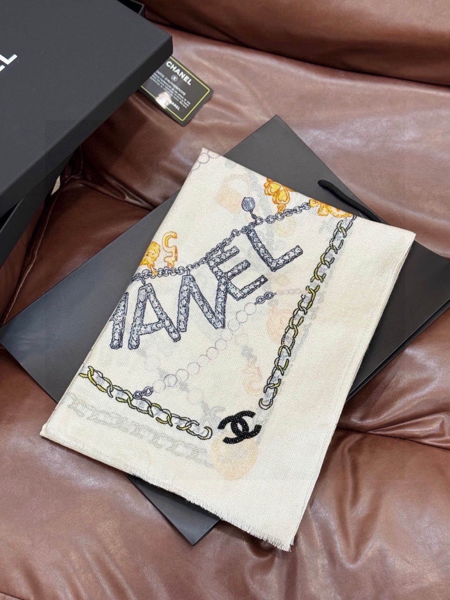 Chanel ~新品～“珠光宝气”【会发光发亮的围巾】这款经典单品展现强大而迷人的女性魅力精髓。诠释无限