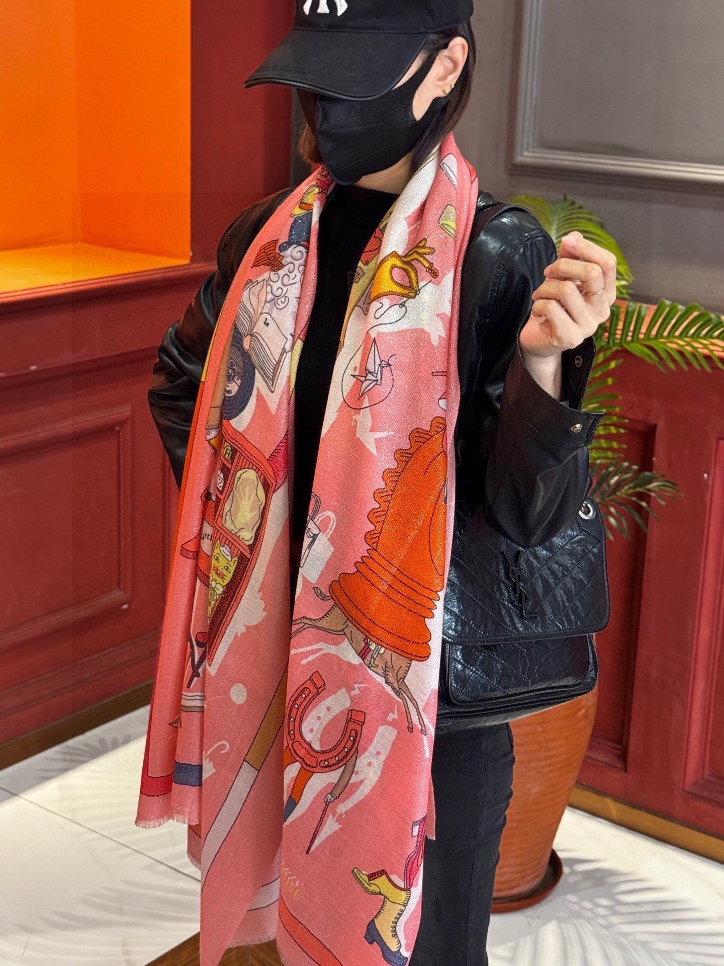 “精巧错觉”~Hermes （会发光发亮的围巾）轻盈、大胆和无穷无尽的俏皮感在方巾中交织碰撞，让自己沉浸