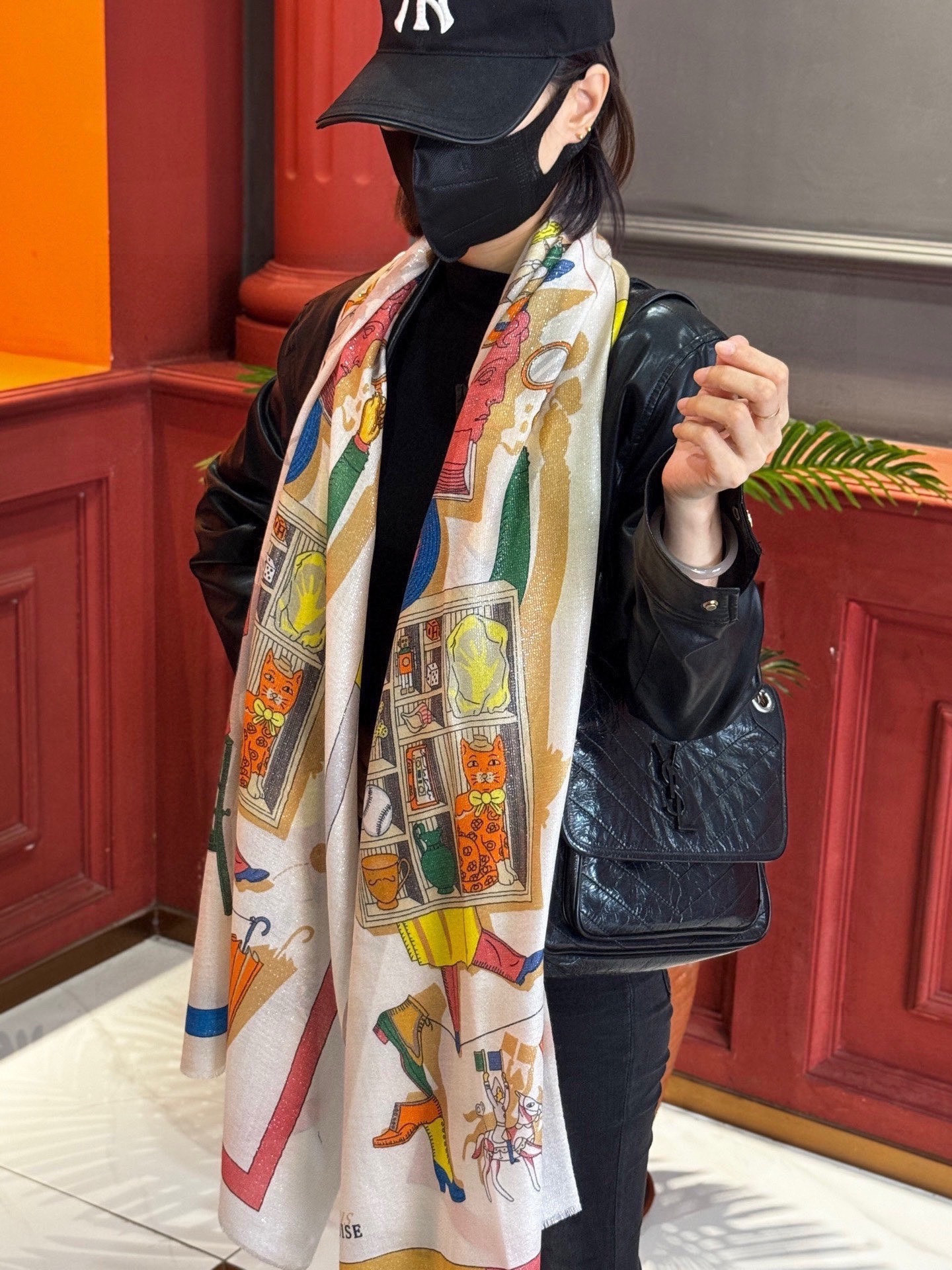 “精巧错觉”~Hermes （会发光发亮的围巾）轻盈、大胆和无穷无尽的俏皮感在方巾中交织碰撞，让自己沉浸