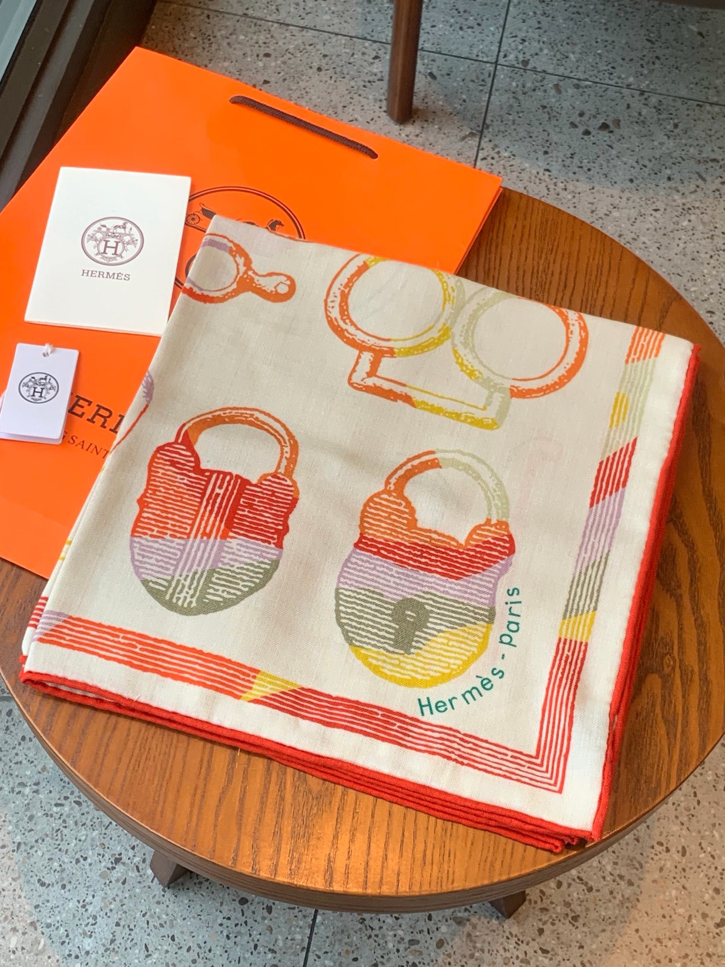 爱马仕(Hermes)【💗】 | “马具故事的诗意回顾”140披肩 【上新❤️】 永远秉承高品质手工卷边