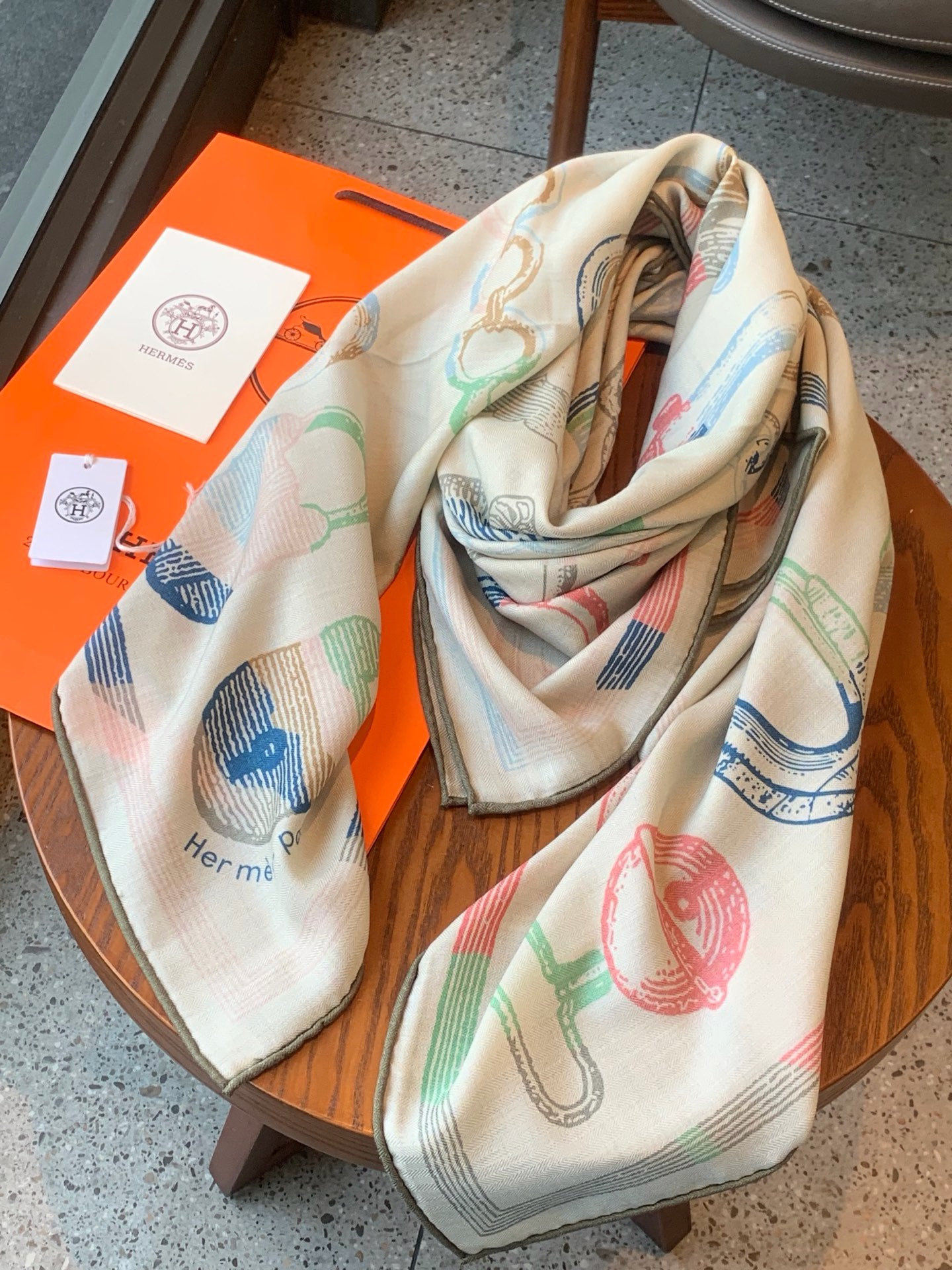 爱马仕(Hermes)【💗】 | “马具故事的诗意回顾”140披肩 【上新❤️】 永远秉承高品质手工卷边