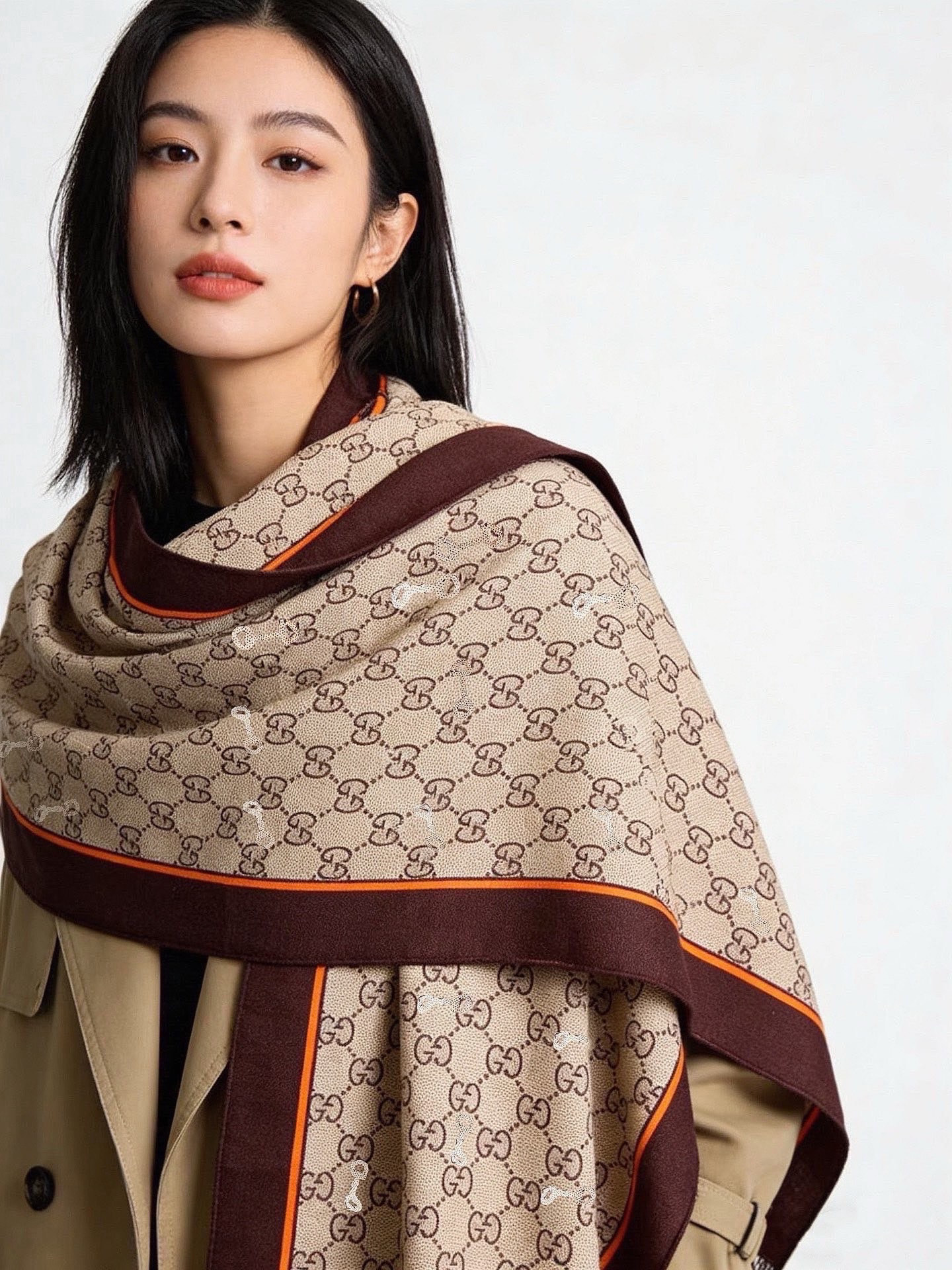 Gucci~140双面丝绒披肩马衔扣细节和GG图案以精致色调匠心呈献，意在向品牌与马术世界的深厚渊源致敬