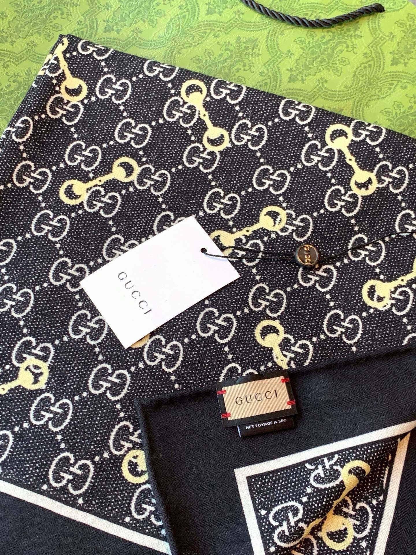 Gucci~140双面丝绒披肩马衔扣细节和GG图案以精致色调匠心呈献，意在向品牌与马术世界的深厚渊源致敬