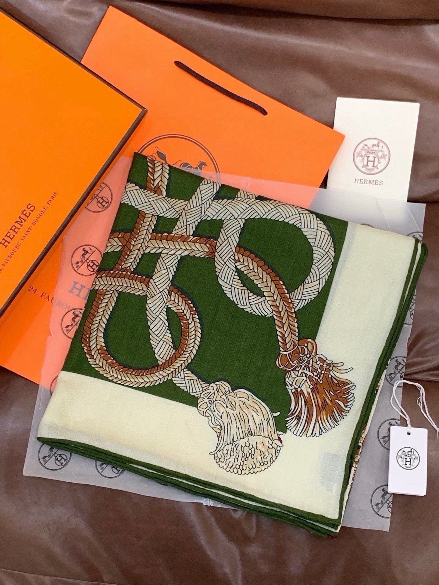 💟上新💞【双面同色丝绒方巾】手工卷边山羊绒和真丝混纺披肩（70%山羊绒，30%桑蚕丝）这款披肩采用经典山