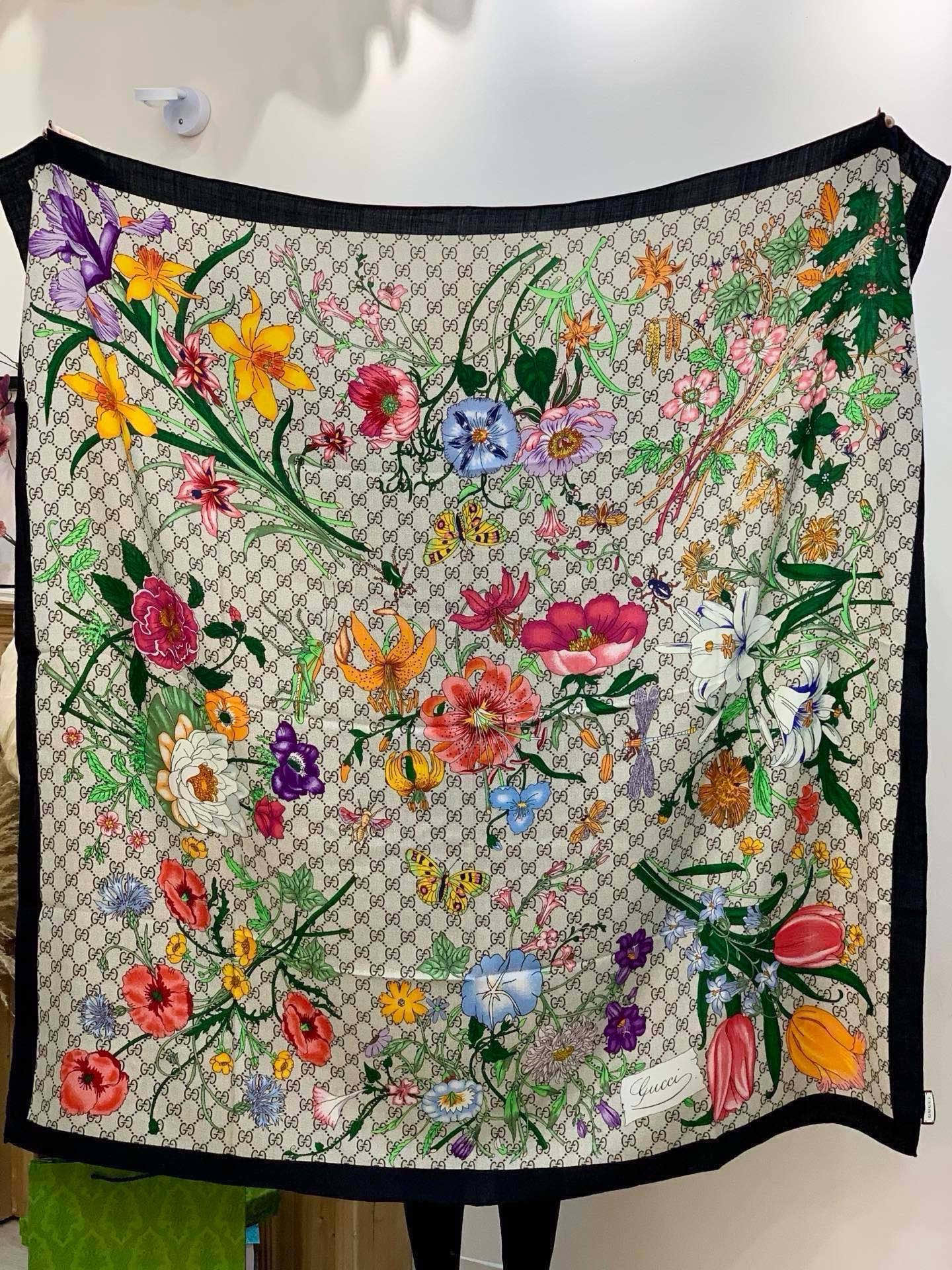 Gucci新款方巾 Gucci动物和花卉印花品牌典藏图案在与全新醒目印花的衬托下熠熠生辉。这款方巾匠心缀