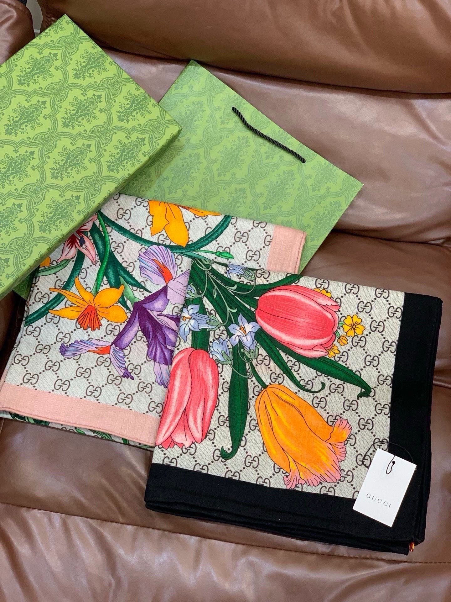 Gucci新款方巾 Gucci动物和花卉印花品牌典藏图案在与全新醒目印花的衬托下熠熠生辉。这款方巾匠心缀