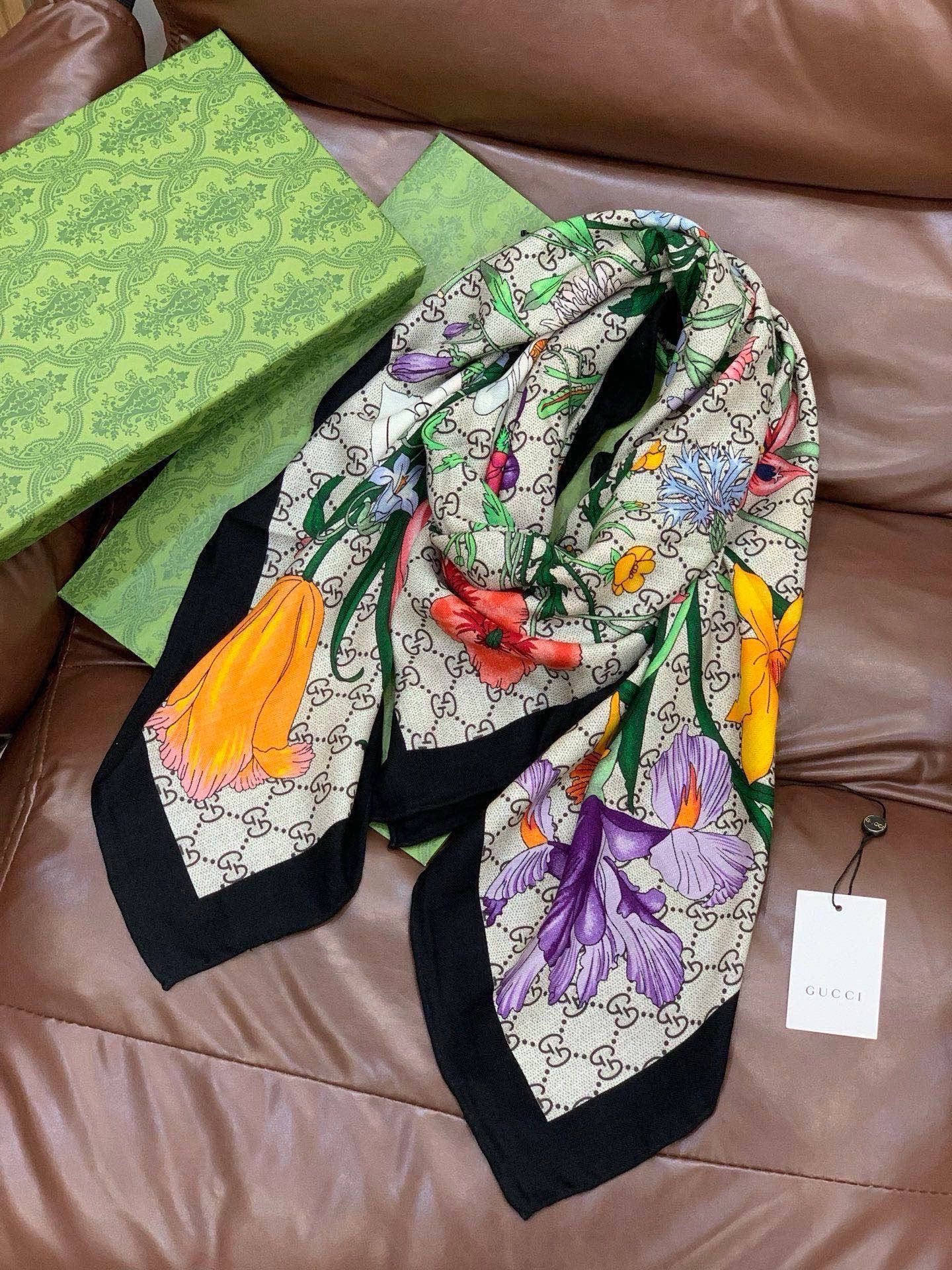 Gucci新款方巾 Gucci动物和花卉印花品牌典藏图案在与全新醒目印花的衬托下熠熠生辉。这款方巾匠心缀
